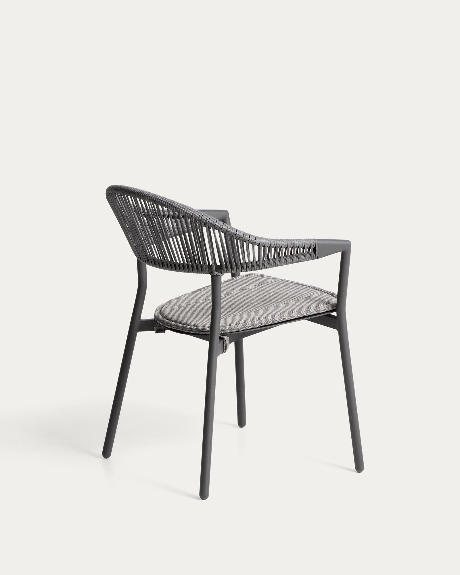 Stapelbarer Gartenstuhl Alimia in Graphit mit grauem Synthetikseil, ideal für stilvolle Outdoor-Bereiche und platzsparende Aufbewahrung.