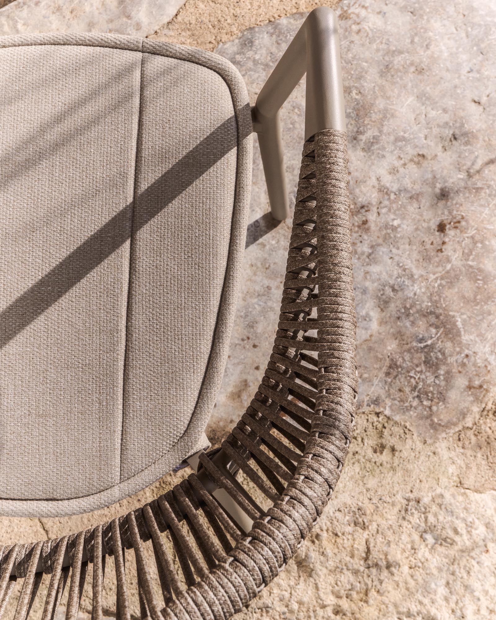 Stapelbarer Outdoor-Stuhl Alimia aus Aluminium in Taupe und braunem Synthetikseil in Taupe präsentiert im Onlineshop von KAQTU Design AG. Gartenstuhl ist von Kave Home