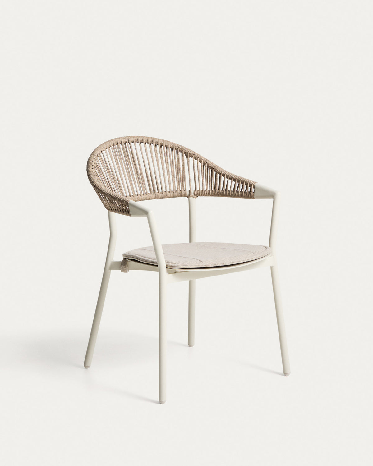 Stapelbarer Outdoor-Stuhl Alimia aus Aluminium in Ecru und beigem Synthetikseil in Ecru, Beige, Weiss präsentiert im Onlineshop von KAQTU Design AG. Gartenstuhl ist von Kave Home