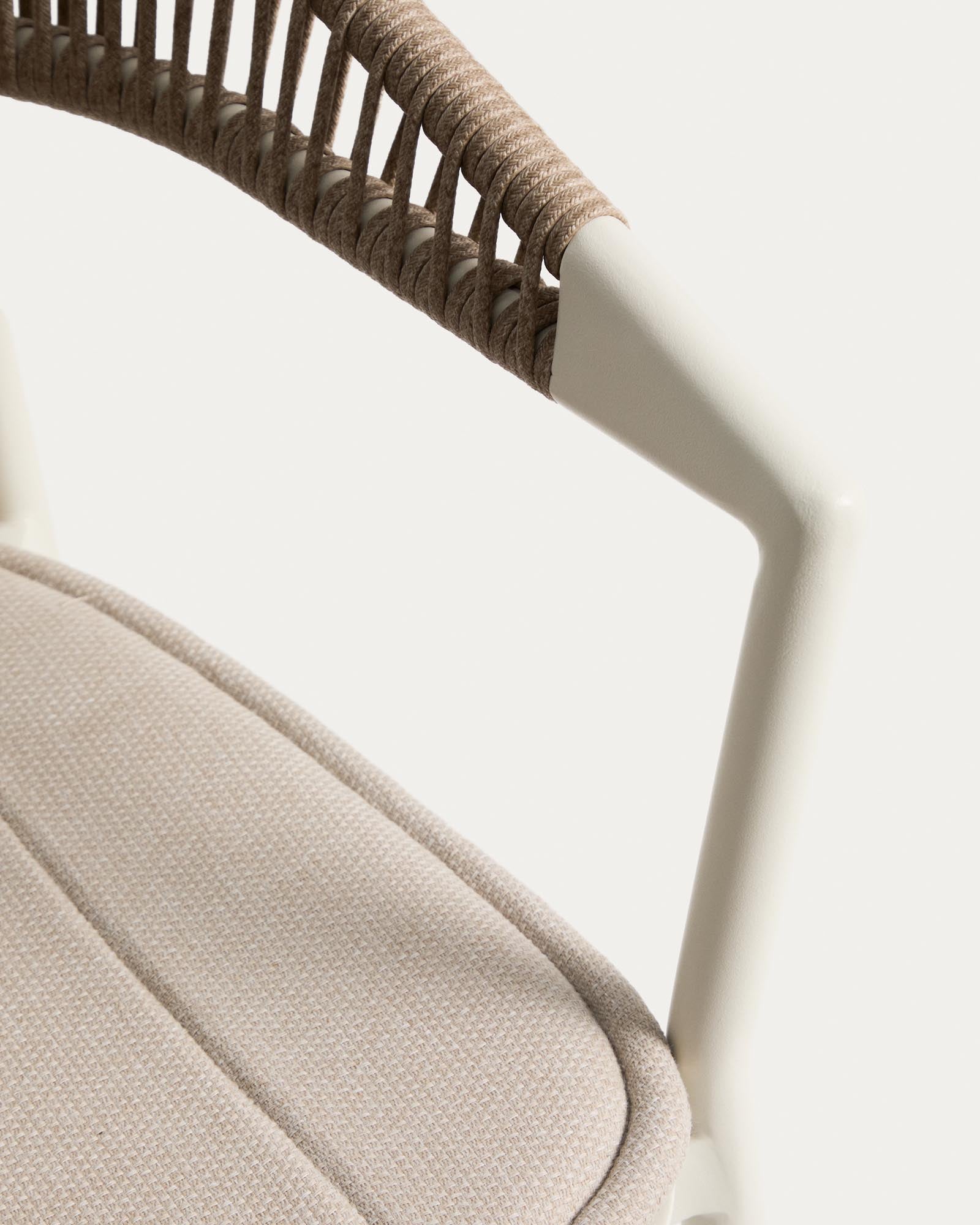 Stapelbarer Outdoor-Stuhl Alimia in Ecru, gefertigt aus leichtem Aluminium und beigem Synthetikseil, perfekt für Garten und Terrasse.