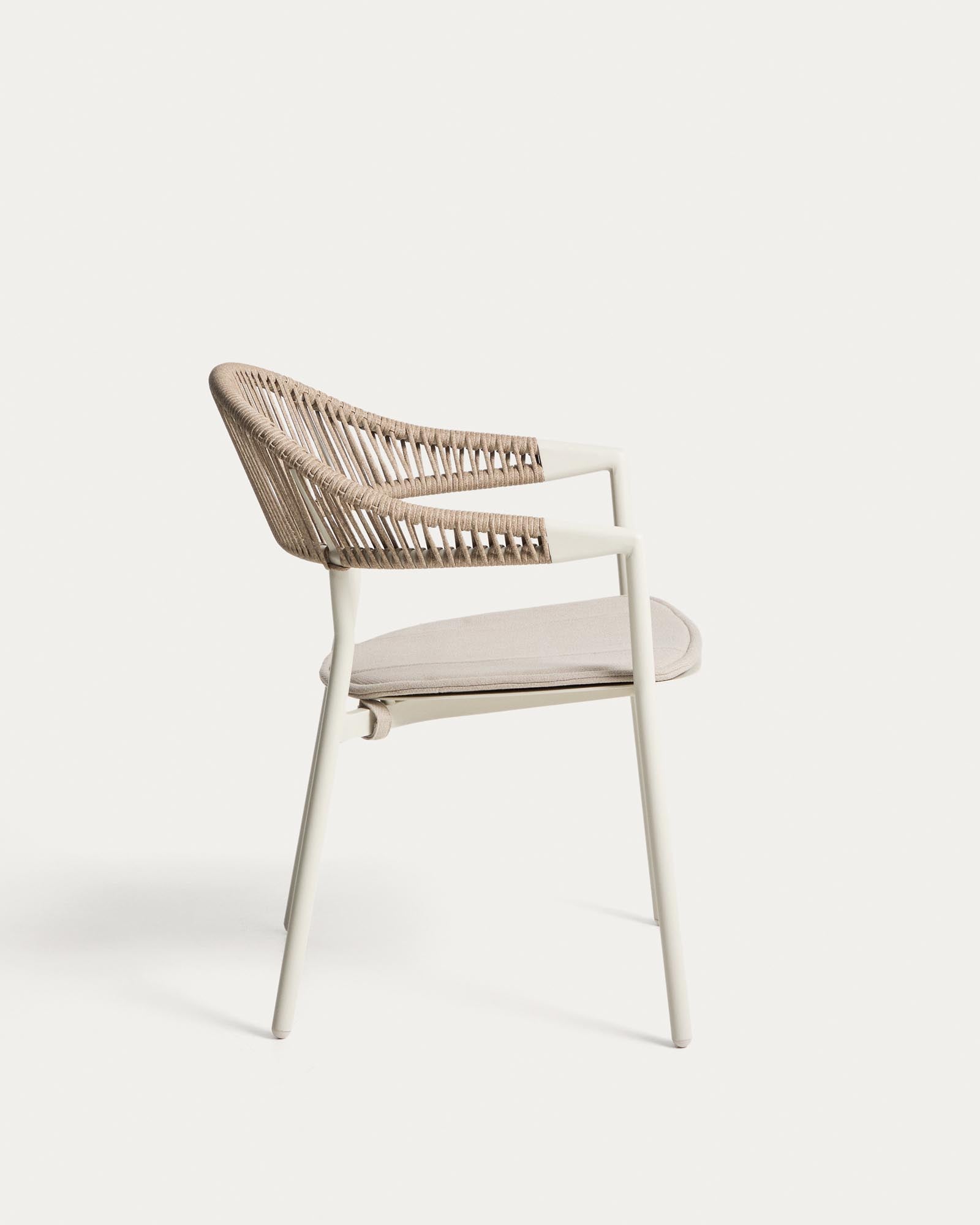 Stapelbarer Outdoor-Stuhl Alimia in Ecru, gefertigt aus leichtem Aluminium und beigem Synthetikseil, perfekt für Garten und Terrasse.