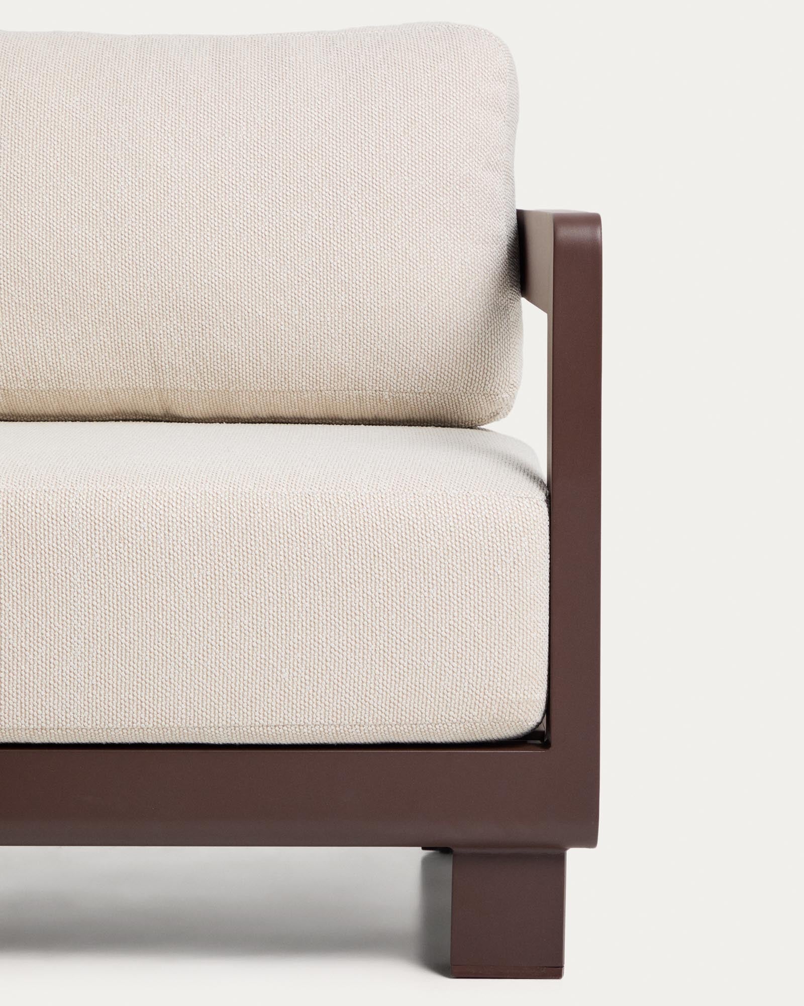 Stylisches Loungeset Nerano bestehend aus einem gemütlichen 3-Sitzer Sofa in Braun und einem modernen Couchtisch aus Aluminium, ideal für den Garten.