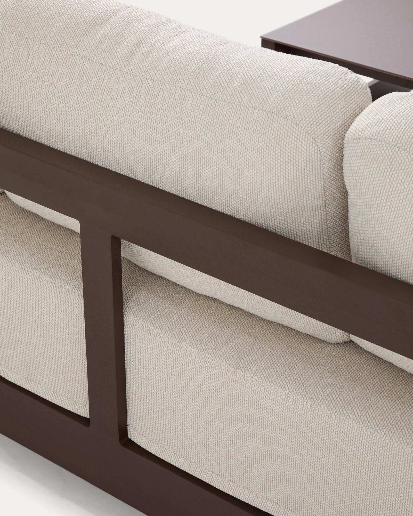 Stylisches Loungeset Nerano mit einem komfortablen 3-Sitzer Sofa in warmem Braun und modernem Aluminium-Couchtisch, perfekt für entspannte Stunden im Freien.