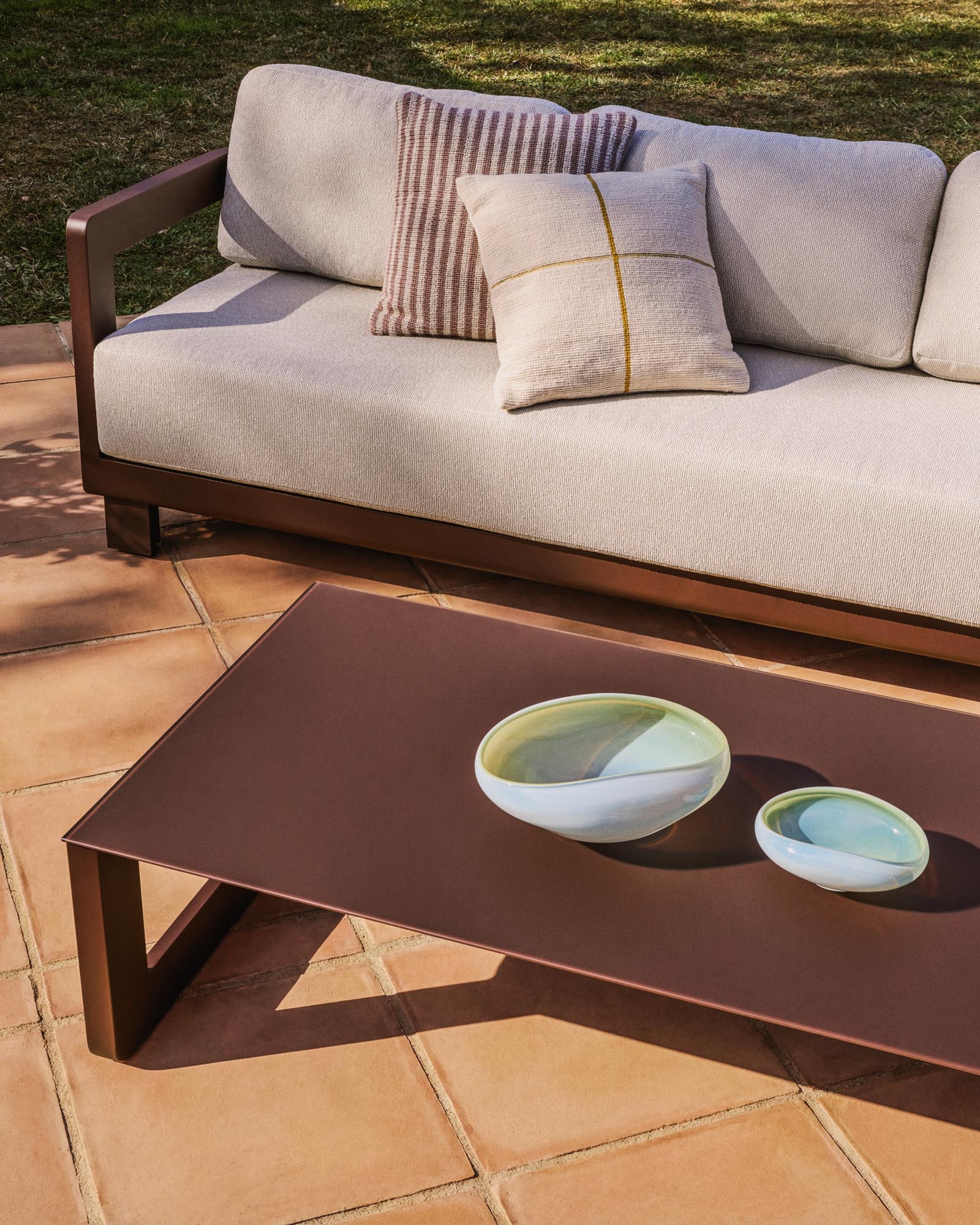 Modernes Loungeset Nerano mit einem komfortablen 3-Sitzer Sofa in Braun und einem eleganten Aluminium-Couchtisch, perfekt für entspannte Stunden im Freien.