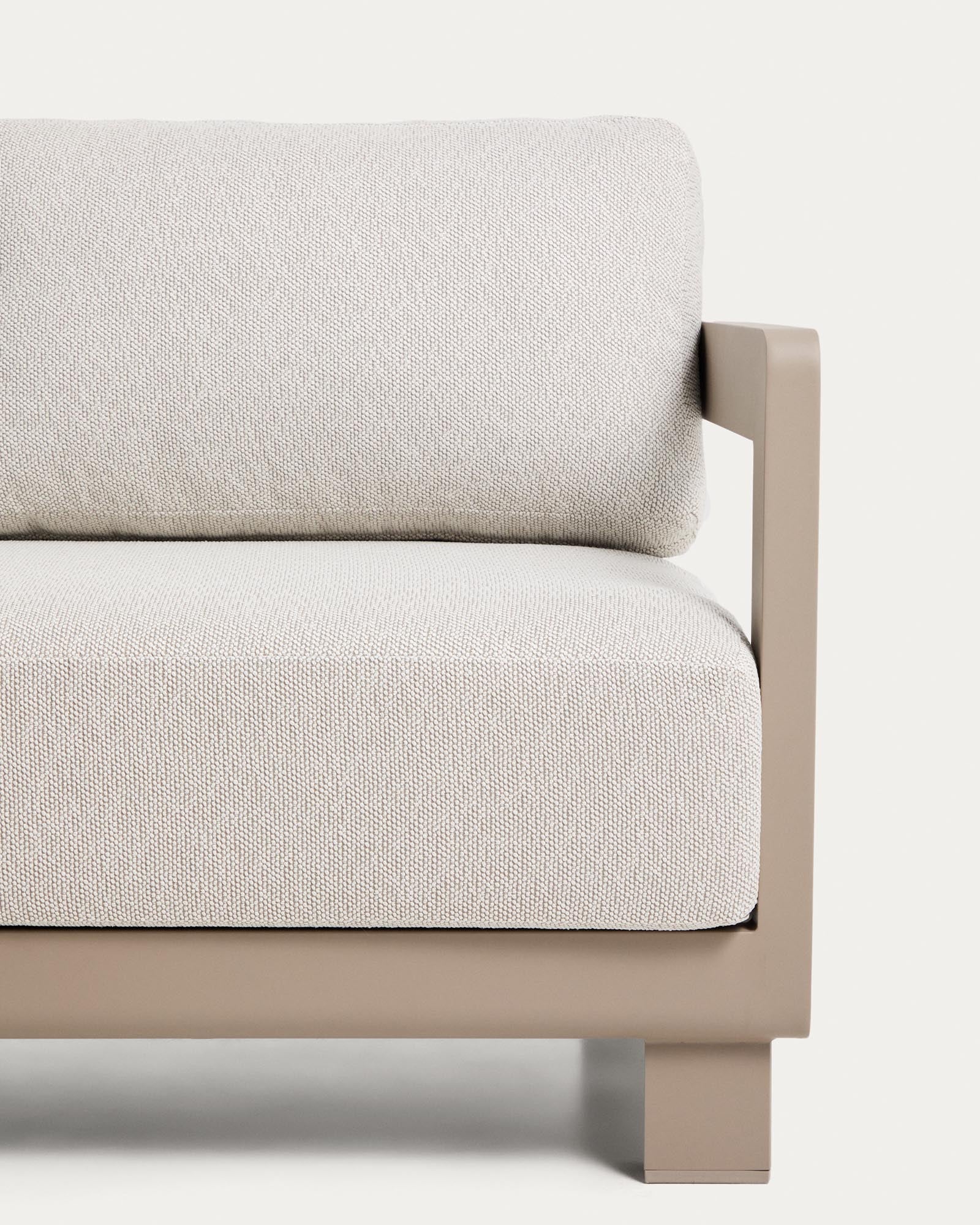Gemütliches Loungeset Nerano in Taupe, bestehend aus einem 3-Sitzer Sofa und einem eleganten Aluminium-Couchtisch, perfekt für stilvolle Entspannung.