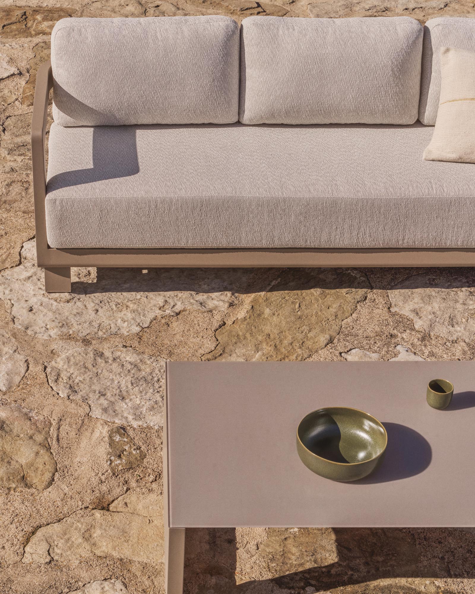 Elegantes Loungeset Nerano in Taupe, bestehend aus einem 3-Sitzer Sofa und einem stilvollen Couchtisch aus Aluminium, ideal für entspannte Stunden.