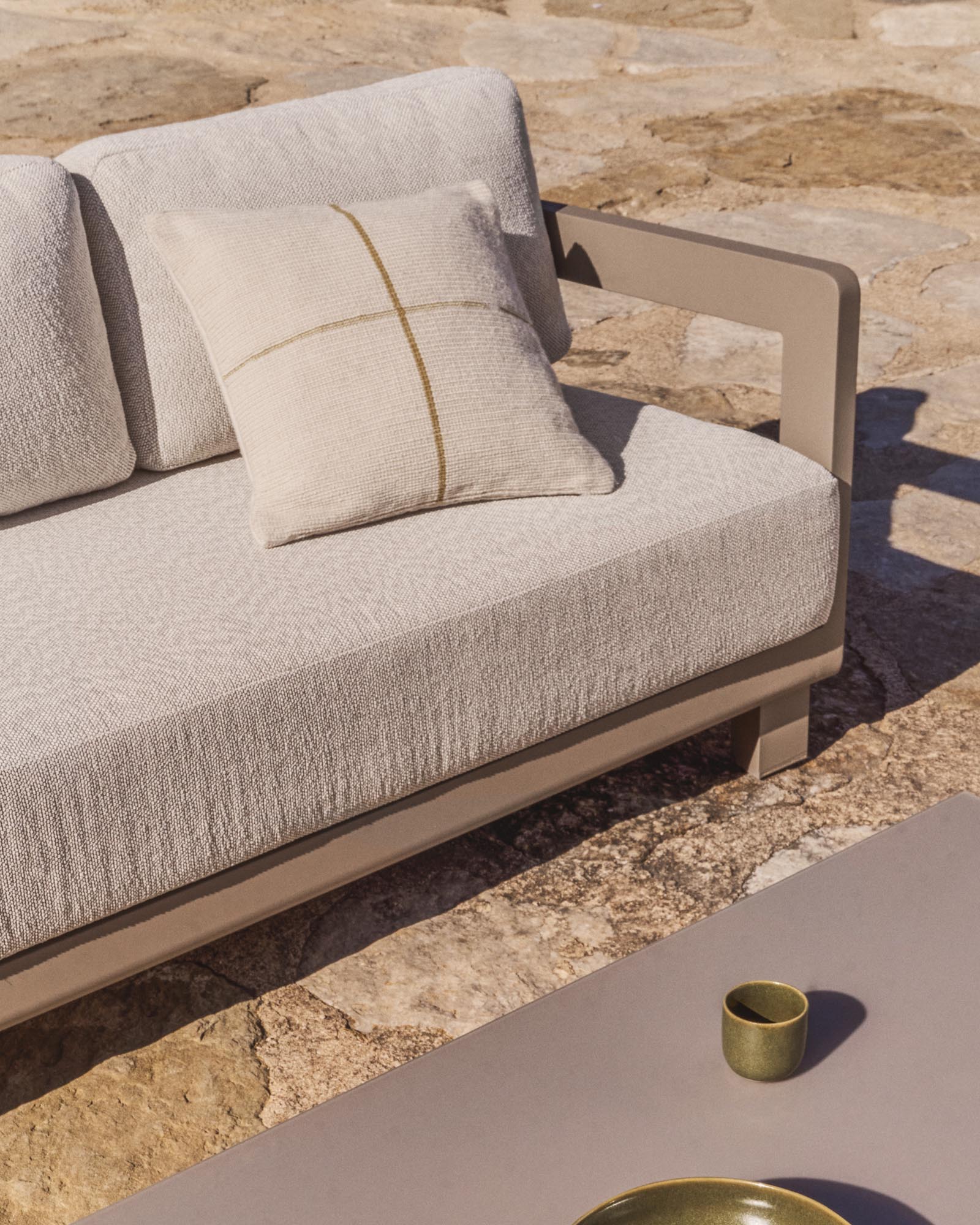 Modernes Loungeset Nerano in sanftem Taupe, bestehend aus einem komfortablen 3-Sitzer Sofa und einem eleganten Aluminium-Couchtisch, perfekt für gemütliche Abende.