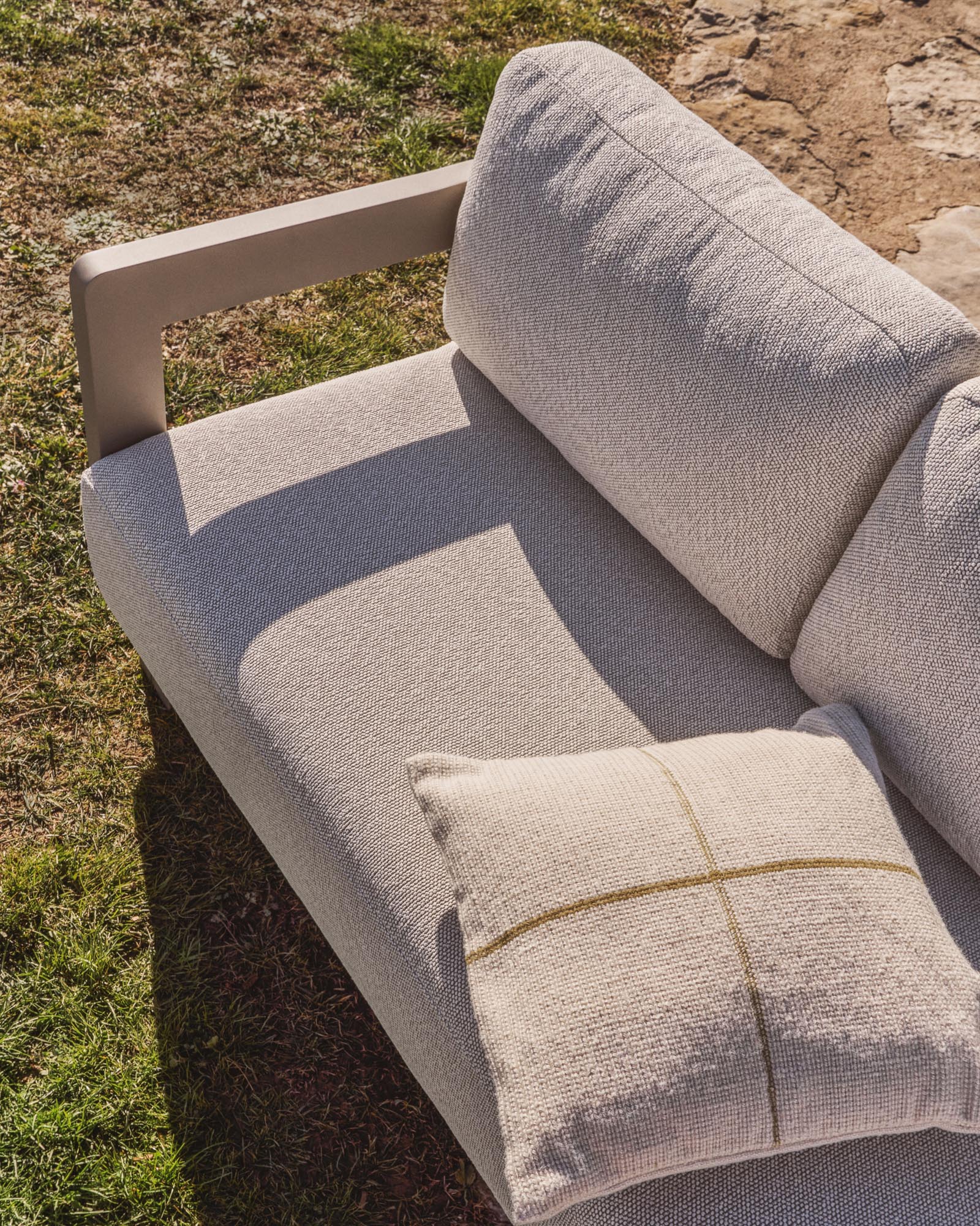 Elegantes Loungeset Nerano in Taupe, bestehend aus einem stilvollen 3-Sitzer Sofa und einem modernen Aluminium-Couchtisch, ideal für entspannte Stunden.