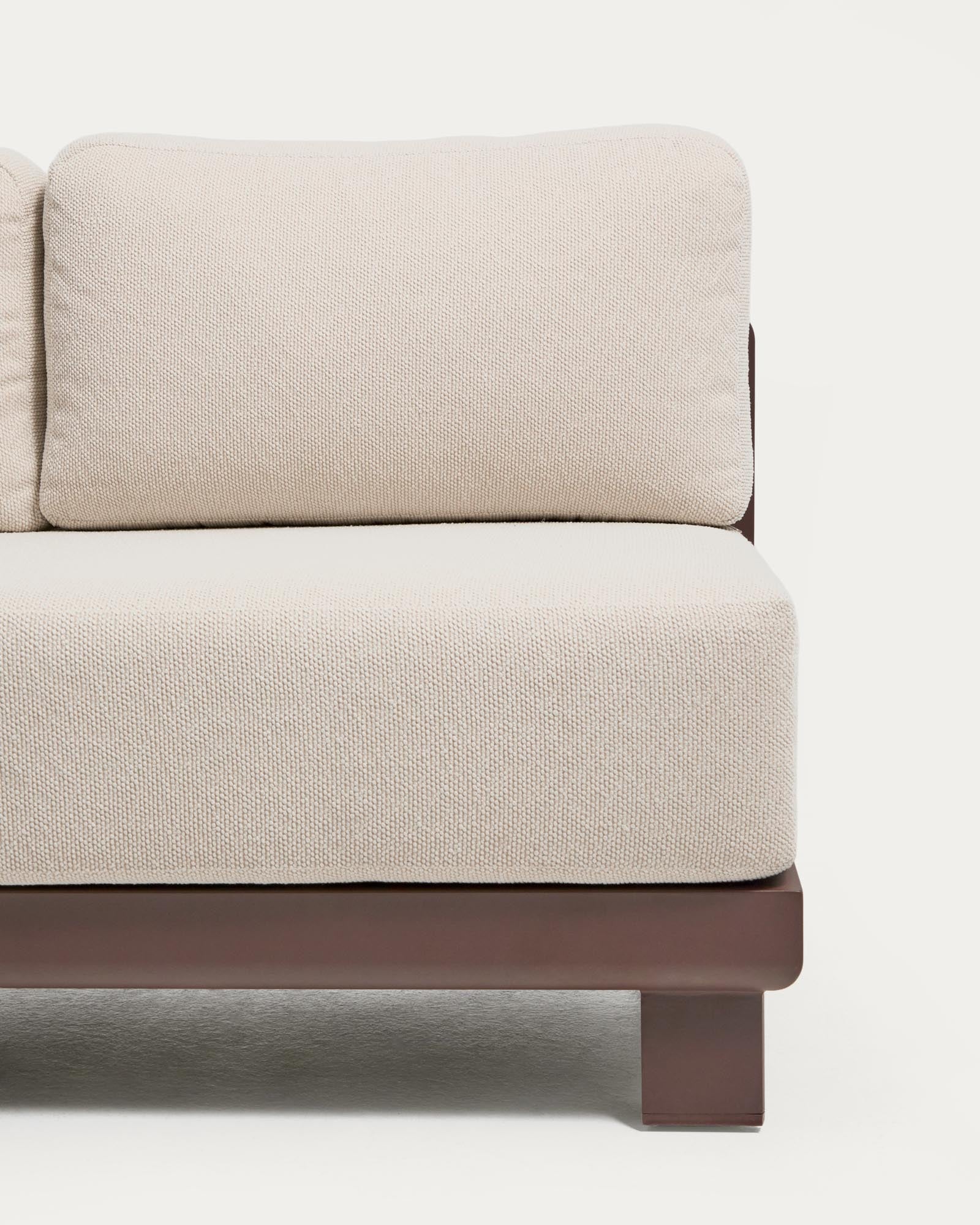 Elegantes 3-Sitzer-Sofa Nerano aus robustem Aluminium in warmem Braun, ideal für stilvolle Lounges und Terrassen.