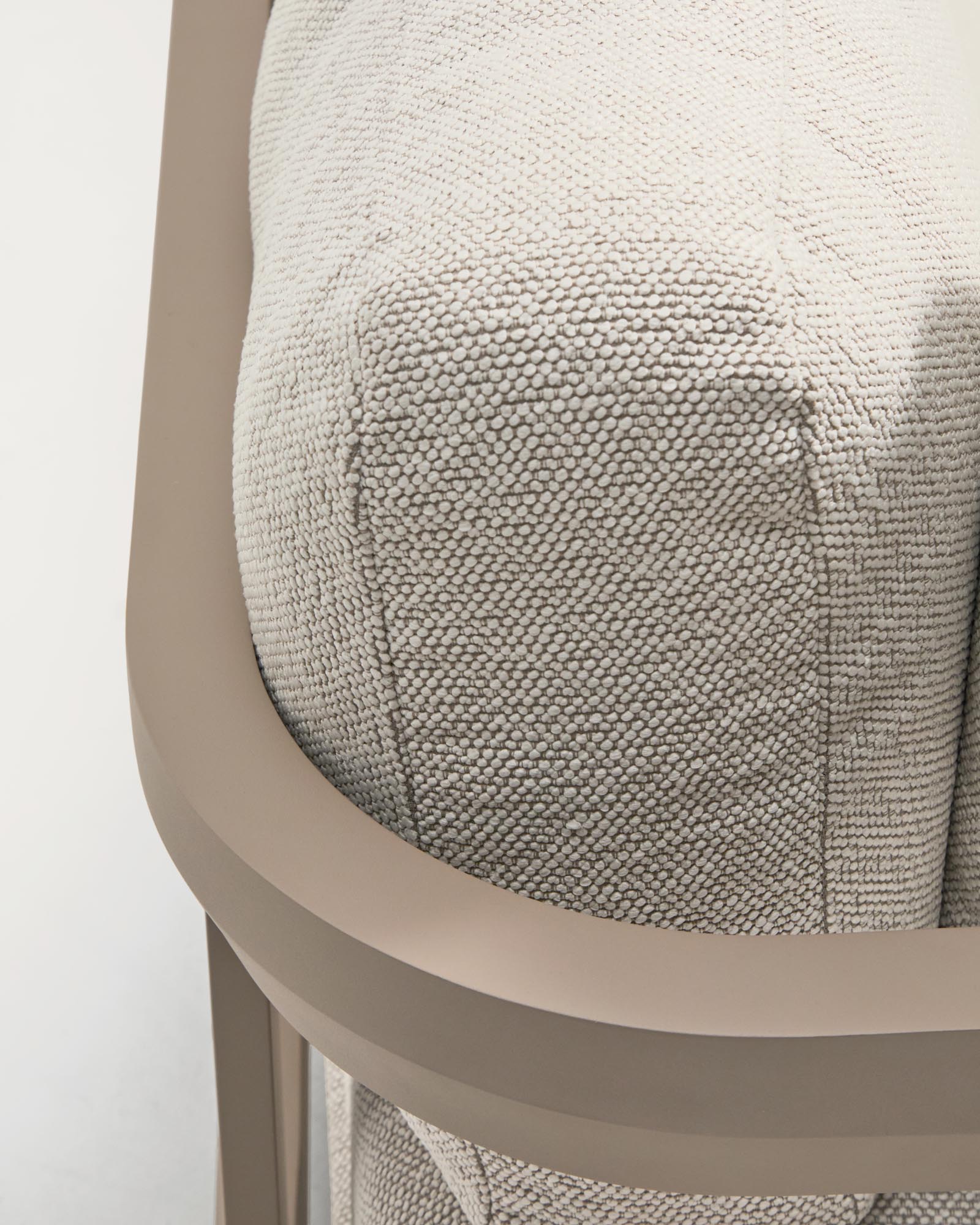 Elegantes 3-Sitzer-Sofa Nerano in Taupe, gefertigt aus robustem Aluminium, ideal für stilvolle Entspannung drinnen und draußen.