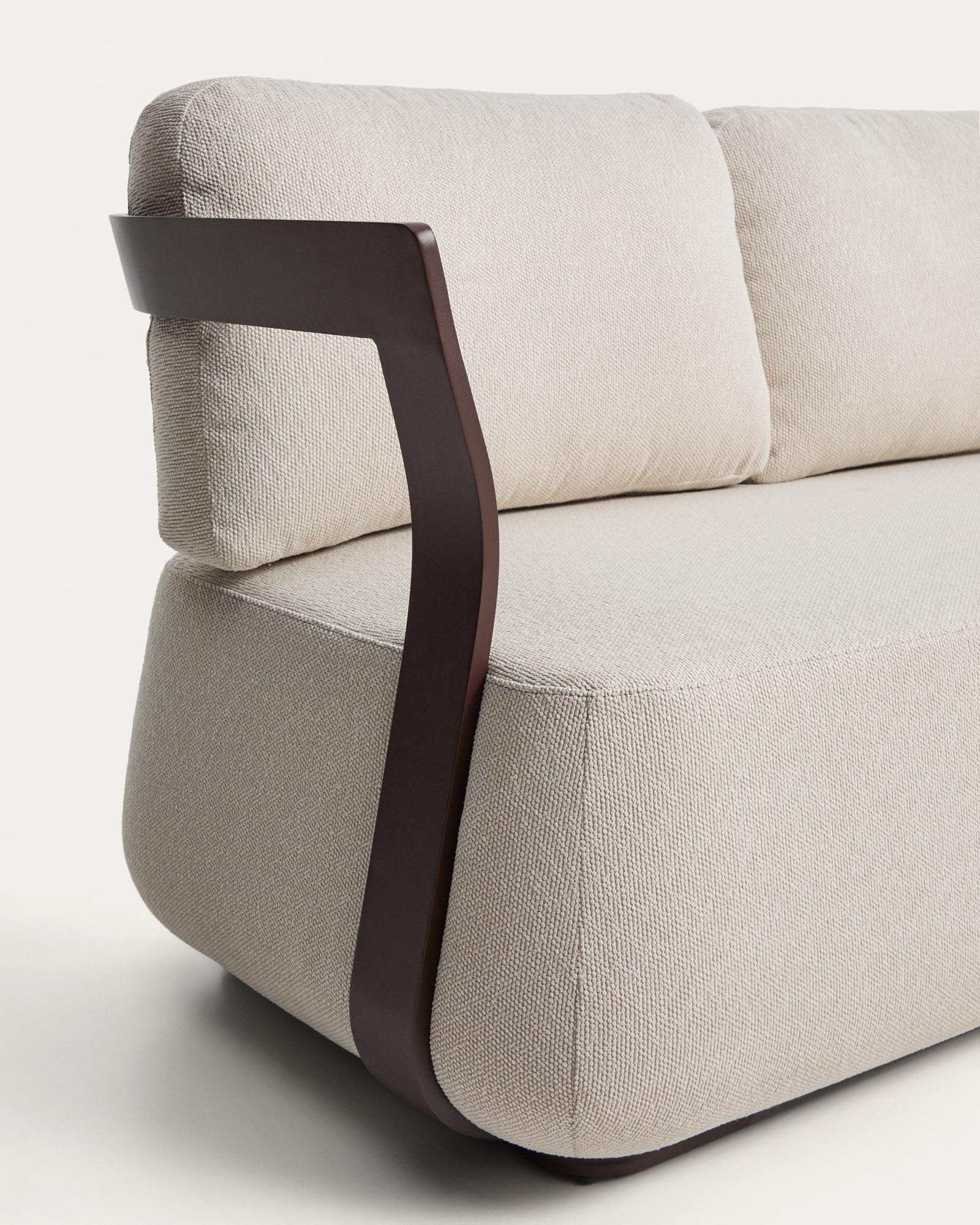 Elegantes 3-Sitzer Sofa Tamaris aus robustem Aluminium in warmem Braun, ideal für stilvolle Lounges und Terrassen.