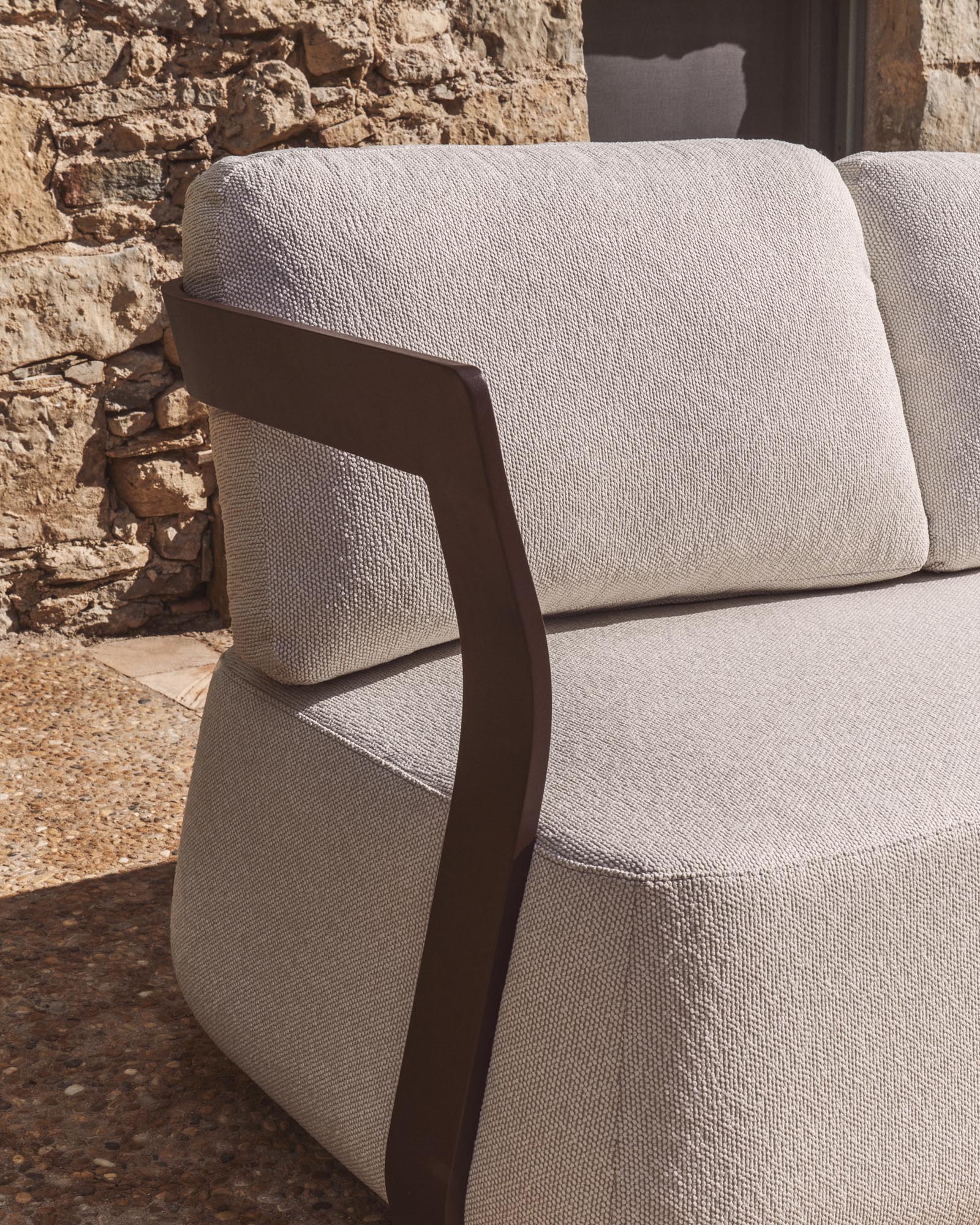 Elegantes 3-Sitzer Sofa Tamaris aus robustem Aluminium in warmem Braun, ideal für stilvolle Lounges und Terrassen.