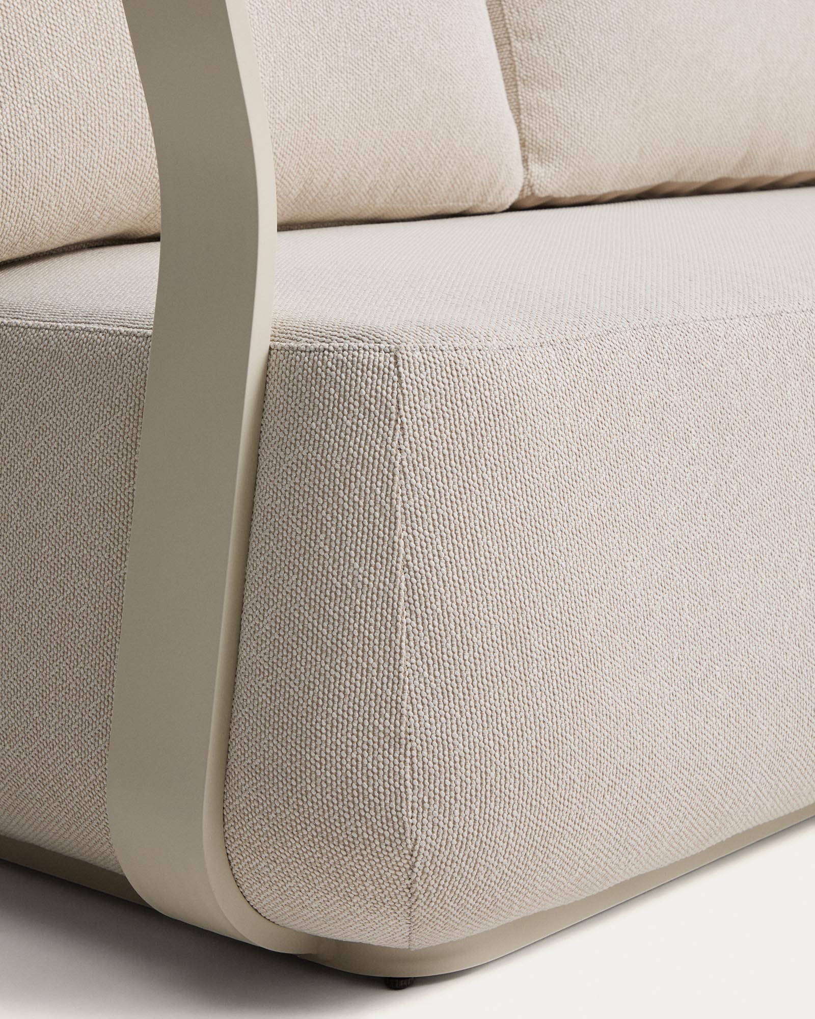 Elegantes 3-Sitzer-Sofa Tamaris in Ecru, gefertigt aus robustem Aluminium, ideal für stilvolle Entspannung im Freien.