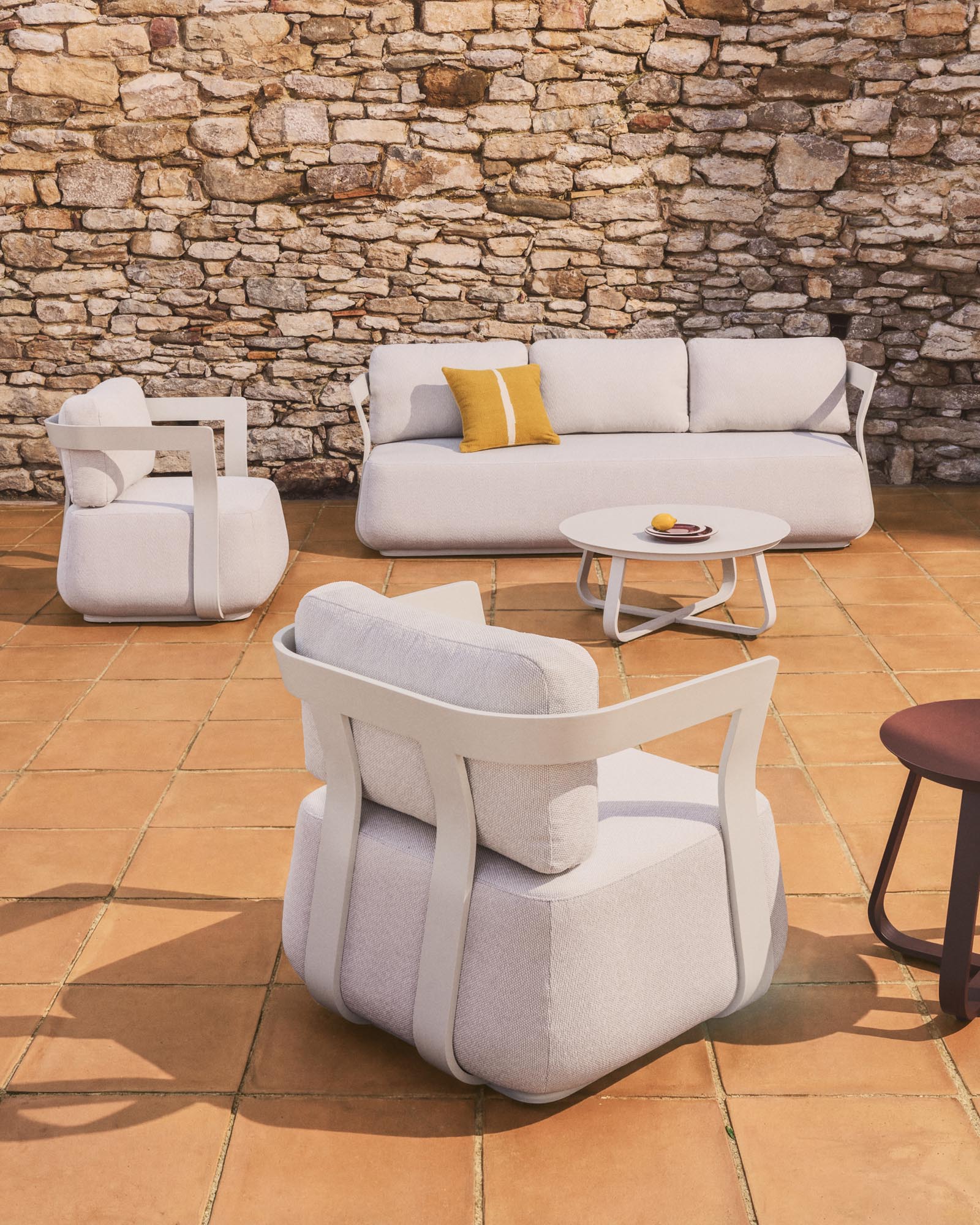 Elegantes 3-Sitzer-Sofa Tamaris aus Aluminium in Ecru, ideal für stilvolle Lounges, 217 cm, von Kave Home.