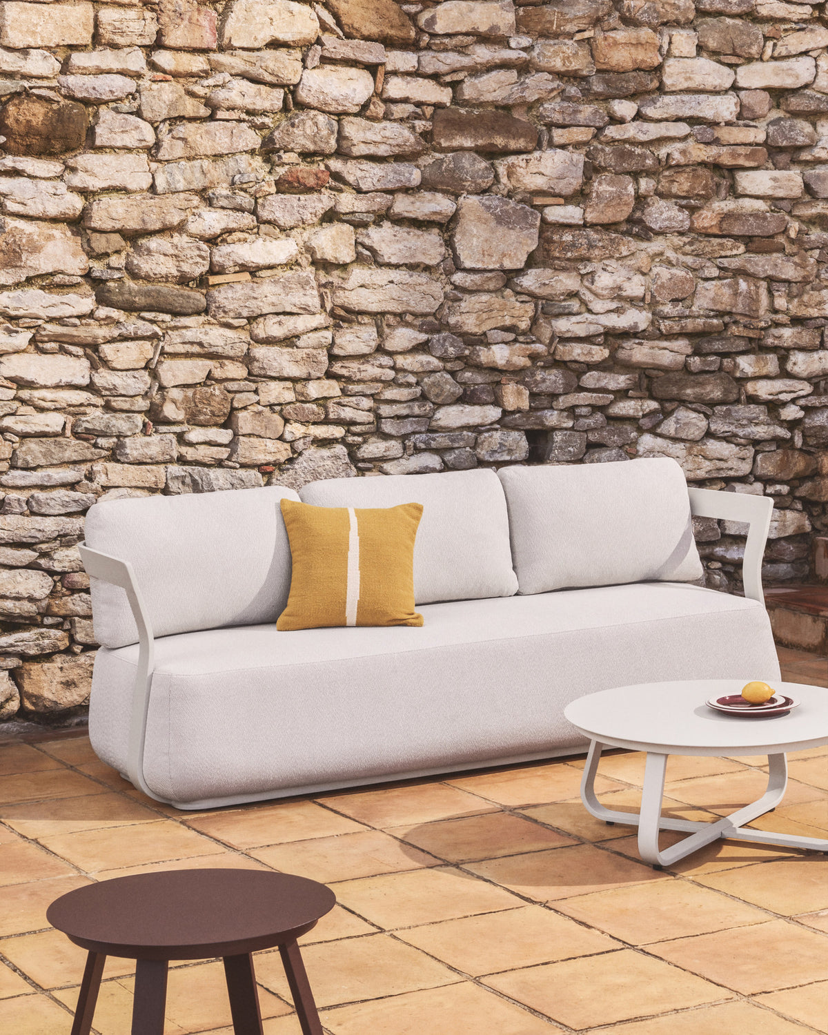 3-Sitzer-Sofa Tamaris aus Aluminium in Ecru, 217 cm in Ecru, Beige, Weiss präsentiert im Onlineshop von KAQTU Design AG. Lounge Sofa ist von Kave Home