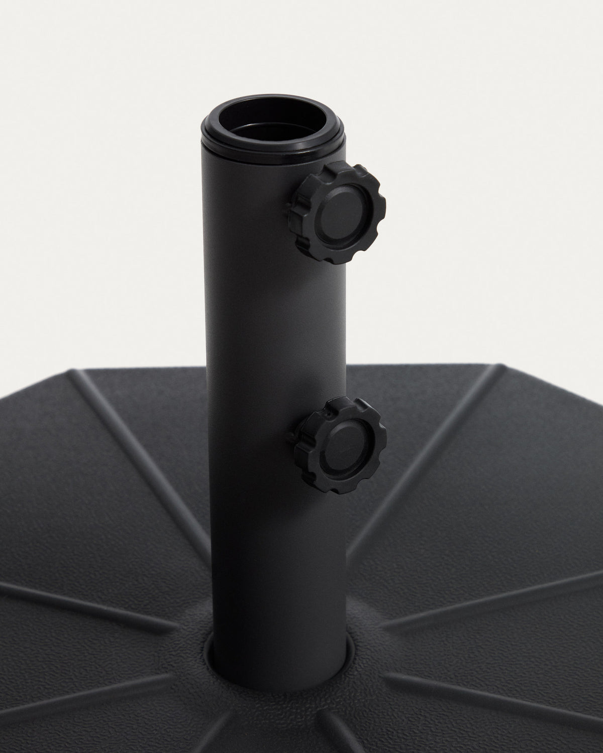 Kunststoffständer Aimar für Sonnenschirme mit Mittelstange, Ø 60 cm in Schwarz präsentiert im Onlineshop von KAQTU Design AG. Sonnenschirm Sockel ist von Kave Home