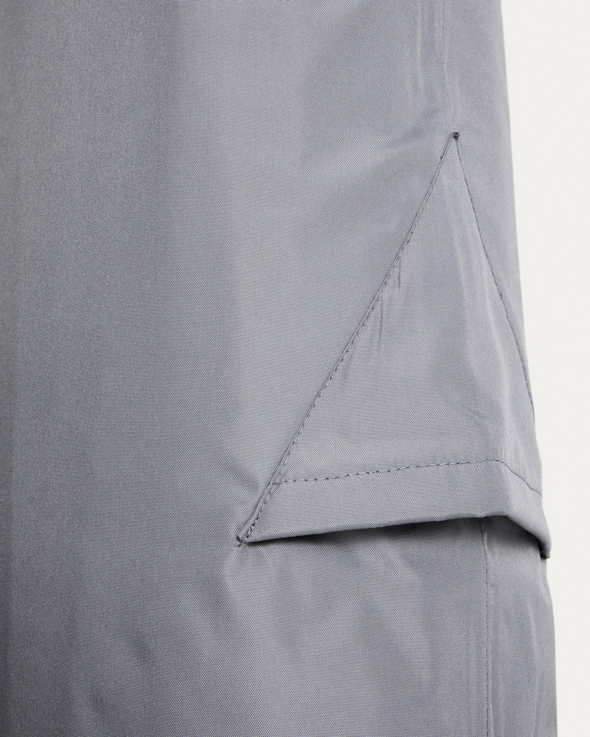 Graue Schutzhülle aus 100% Polyester für Outdoor-Sonnenschirme, mit Belüftungsfenster und verschweissten Nähten, von Kave Home.