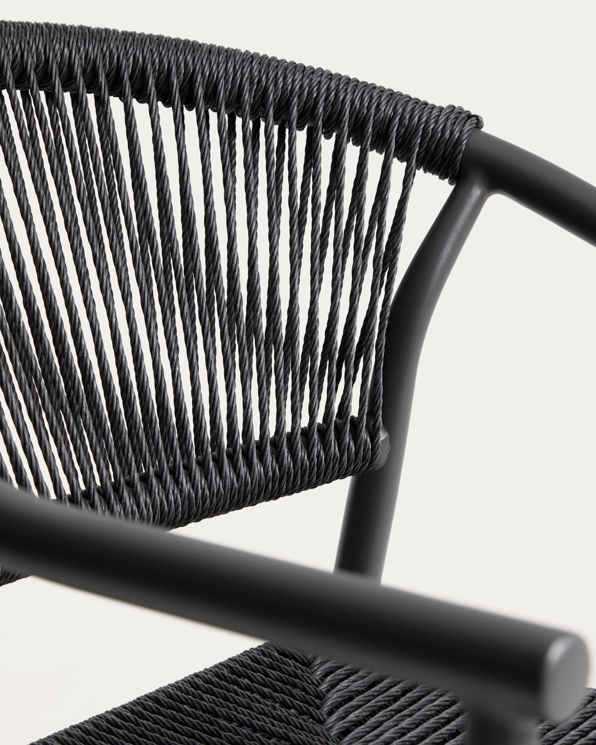 Stapelbarer Outdoor-Stuhl Livadia aus Aluminium in Graphit in Dunkelgrau präsentiert im Onlineshop von KAQTU Design AG. Gartenstuhl ist von Kave Home