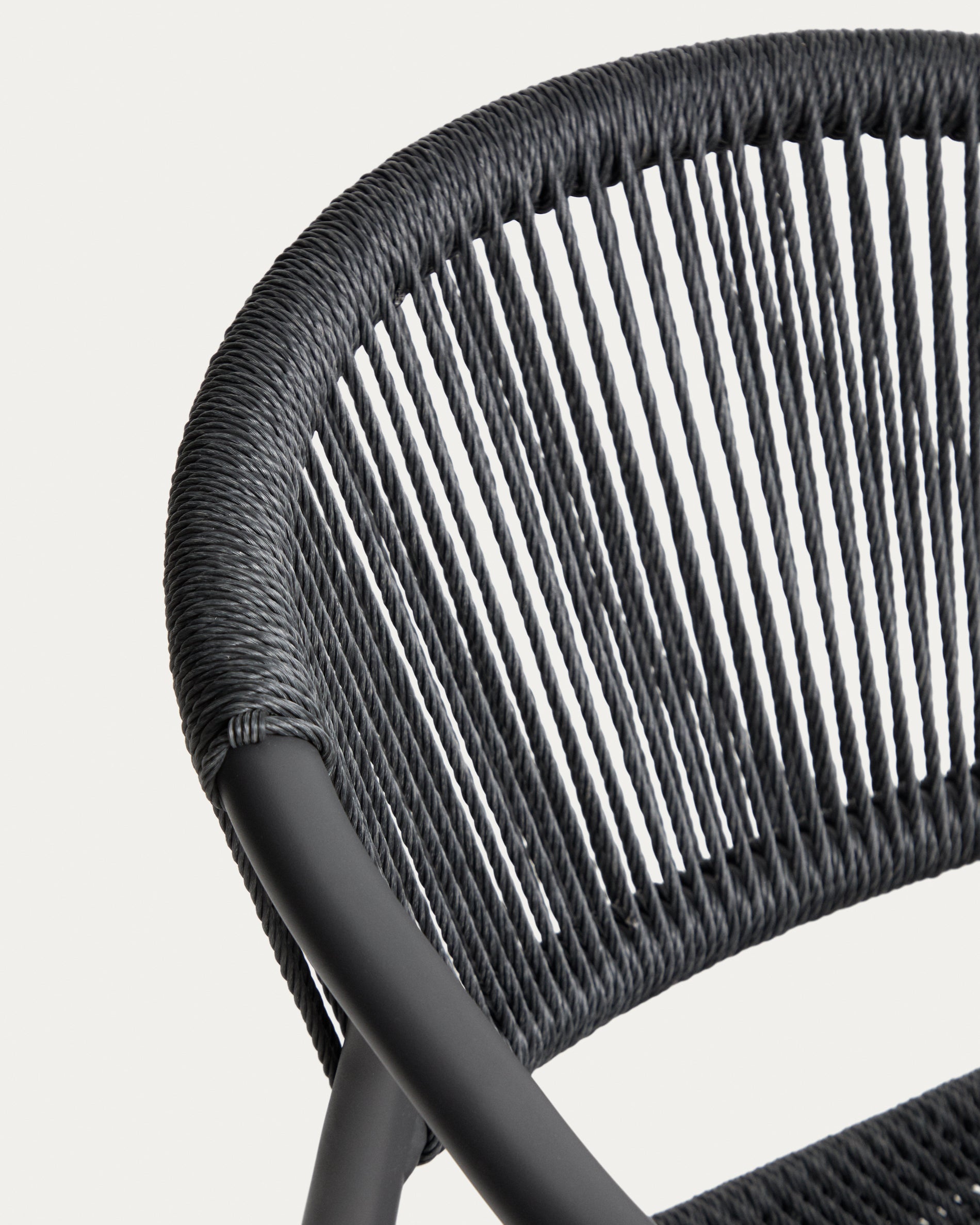 Stapelbarer Outdoor-Stuhl Livadia aus Aluminium in Graphit in Dunkelgrau präsentiert im Onlineshop von KAQTU Design AG. Gartenstuhl ist von Kave Home