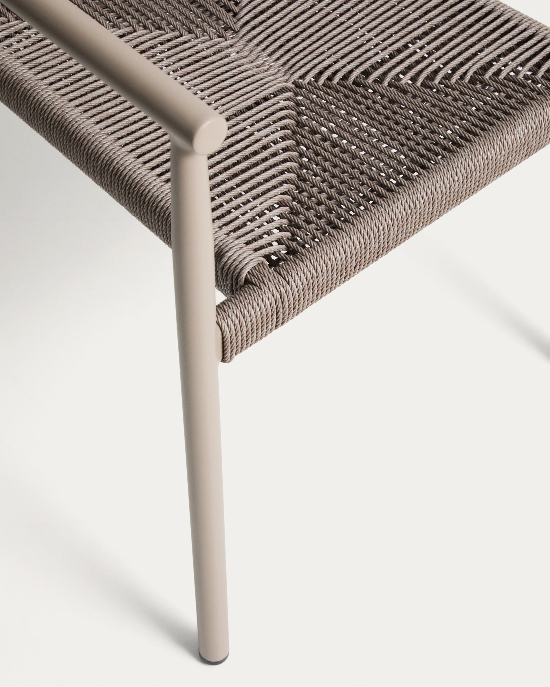 Stapelbarer Outdoor-Stuhl Livadia aus Aluminium in Taupe in Taupe präsentiert im Onlineshop von KAQTU Design AG. Gartenstuhl ist von Kave Home