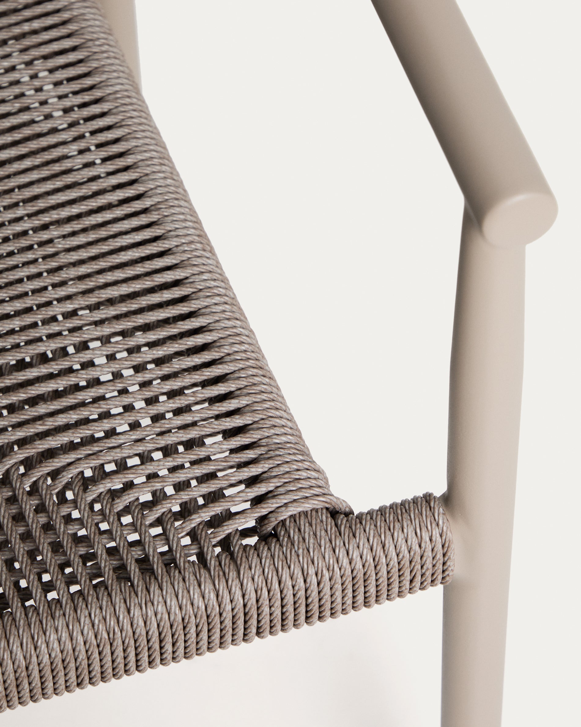 Stapelbarer Outdoor-Stuhl Livadia aus Aluminium in Taupe in Taupe präsentiert im Onlineshop von KAQTU Design AG. Gartenstuhl ist von Kave Home