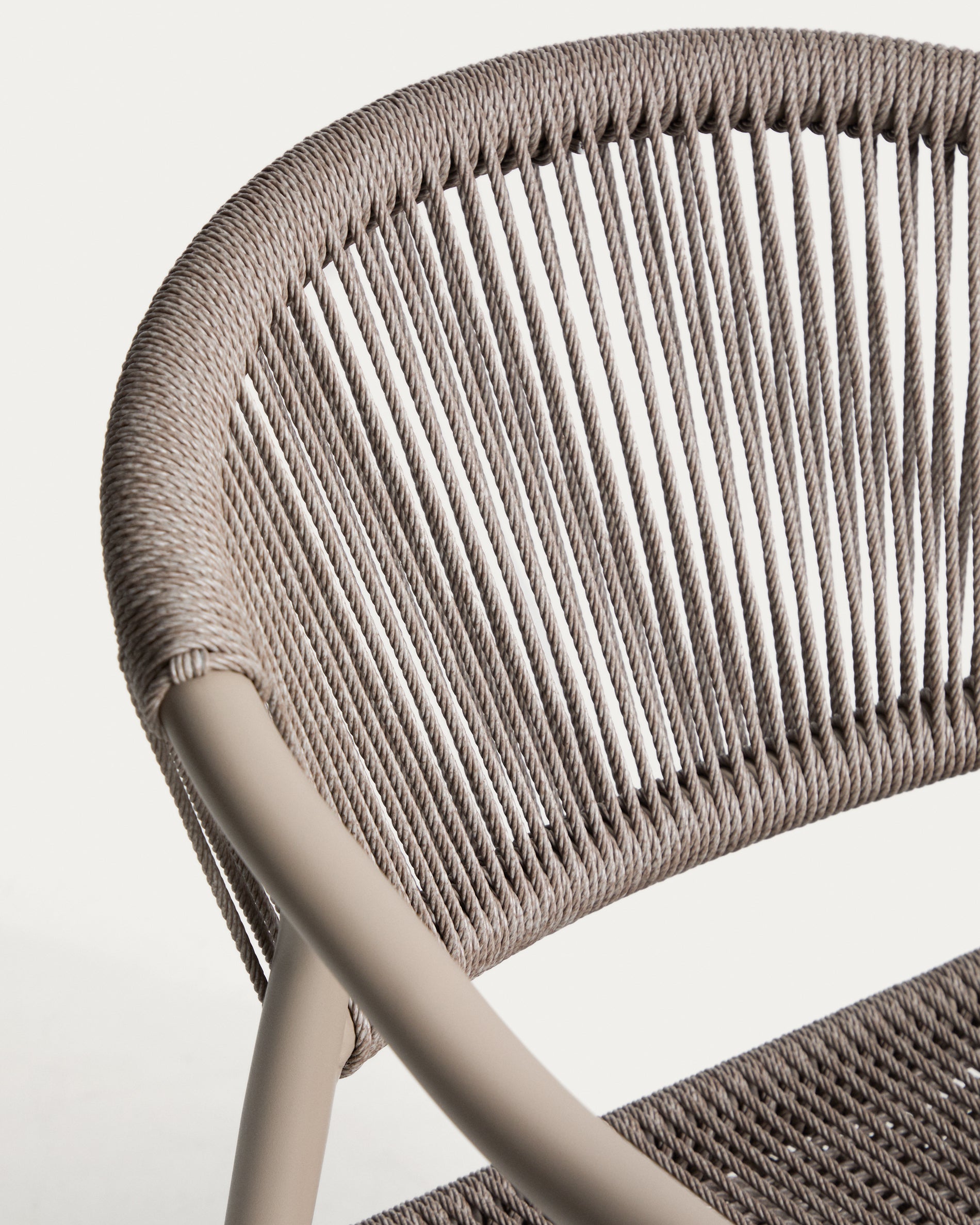 Stapelbarer Outdoor-Stuhl Livadia aus Aluminium in Taupe in Taupe präsentiert im Onlineshop von KAQTU Design AG. Gartenstuhl ist von Kave Home