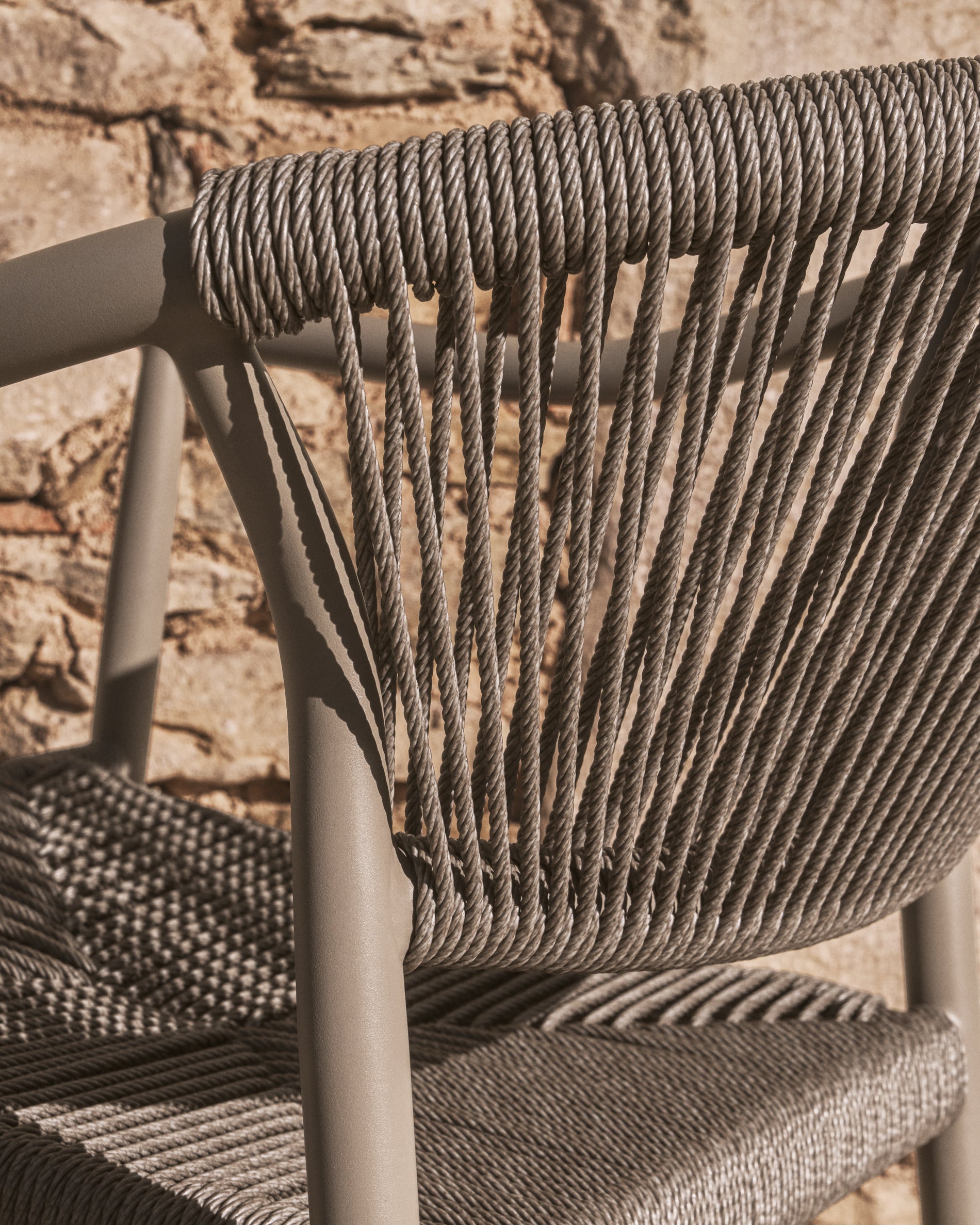 Stapelbarer Outdoor-Stuhl Livadia aus Aluminium in Taupe in Taupe präsentiert im Onlineshop von KAQTU Design AG. Gartenstuhl ist von Kave Home