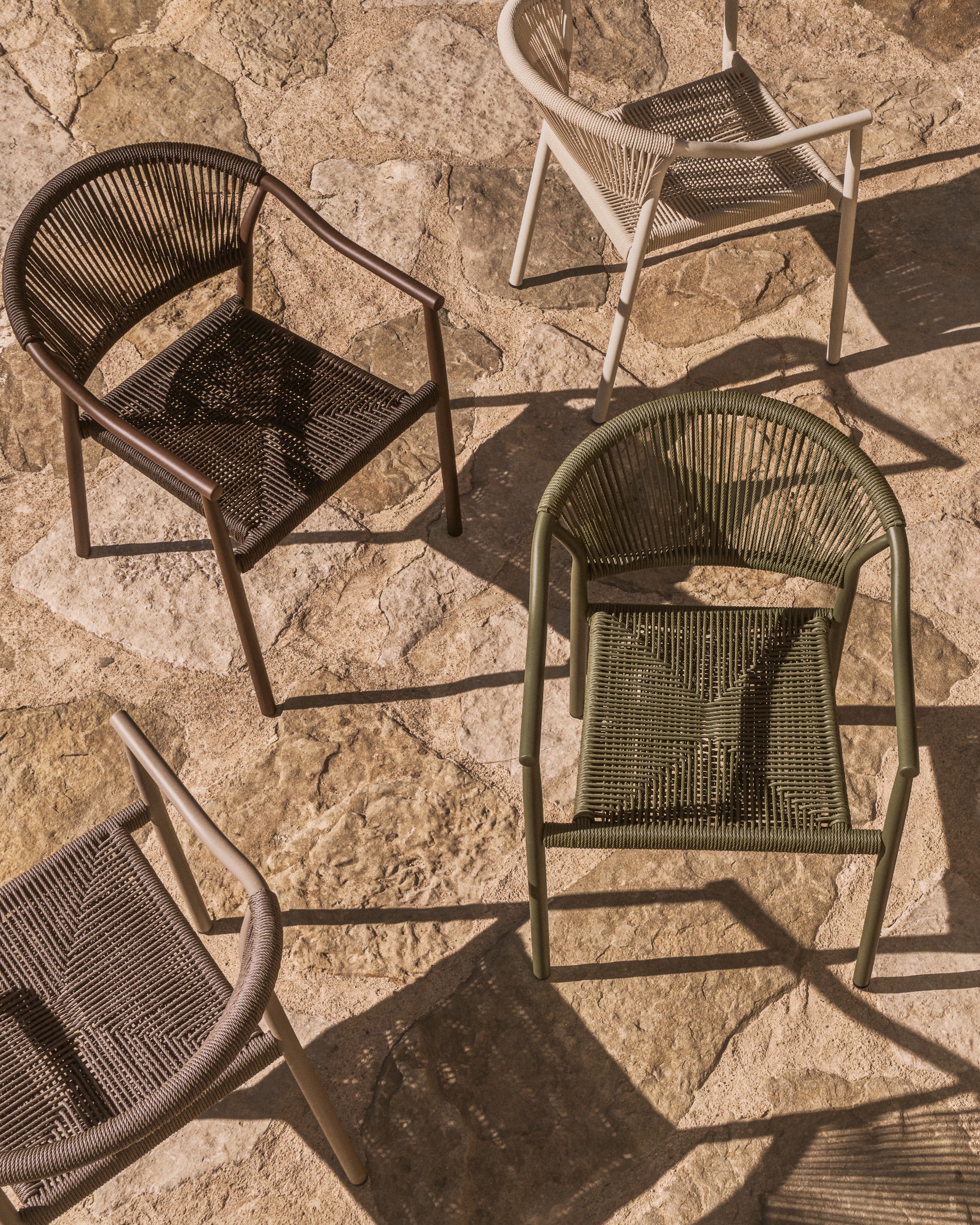 Stapelbarer Outdoor-Stuhl Livadia aus Aluminium in Taupe in Taupe präsentiert im Onlineshop von KAQTU Design AG. Gartenstuhl ist von Kave Home