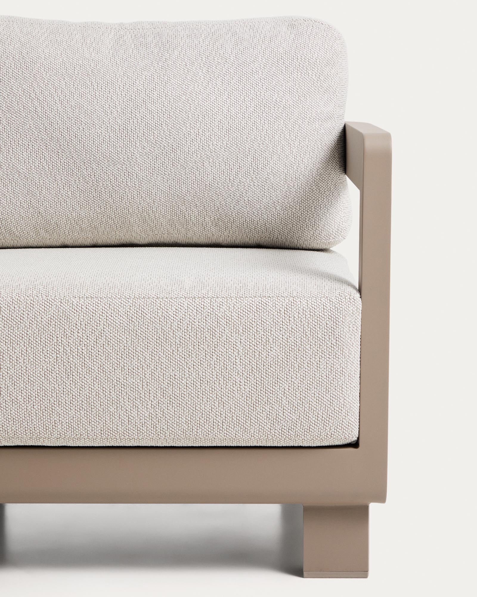 Moderner Outdoor-Sessel Nerano in sanftem Taupe, aus langlebigem Aluminium, perfekt für gemütliche Stunden im Freien.