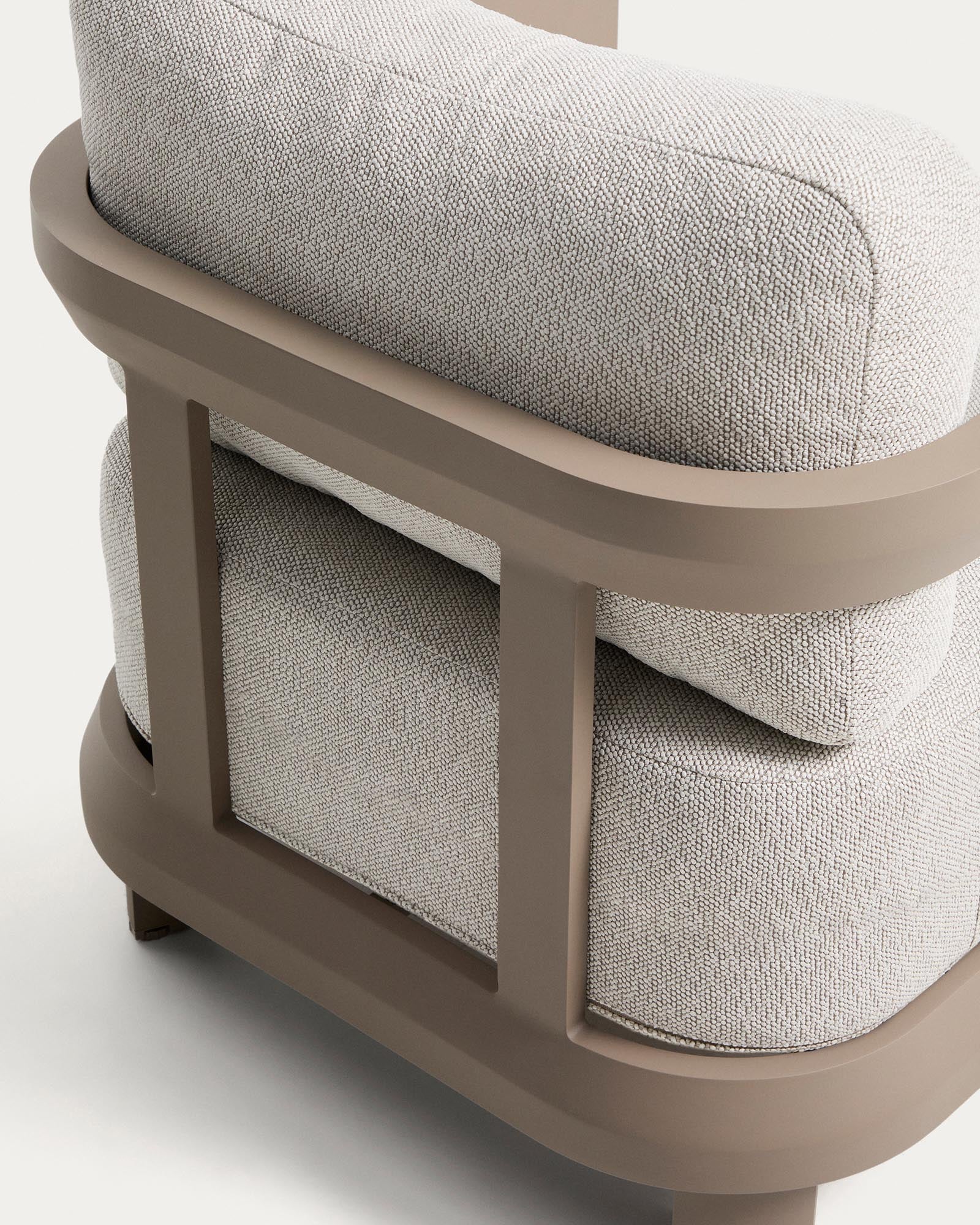 Stylischer Outdoor-Sessel Nerano in elegantem Taupe, gefertigt aus robustem Aluminium für entspannte Momente im Freien.