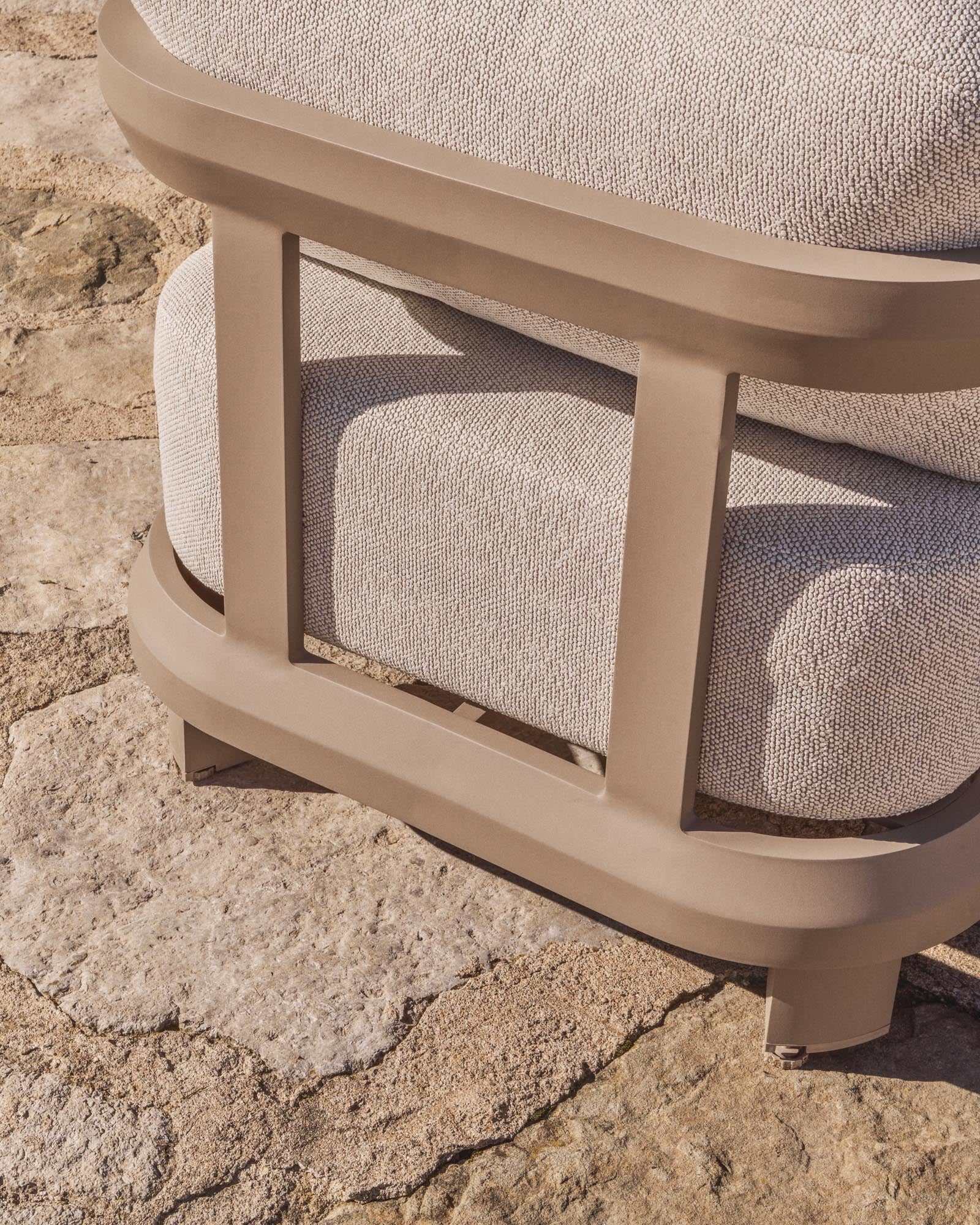 Moderner Outdoor-Sessel Nerano aus leichtem Aluminium in sanftem Taupe, perfekt für gemütliche Momente im Garten oder auf der Terrasse.