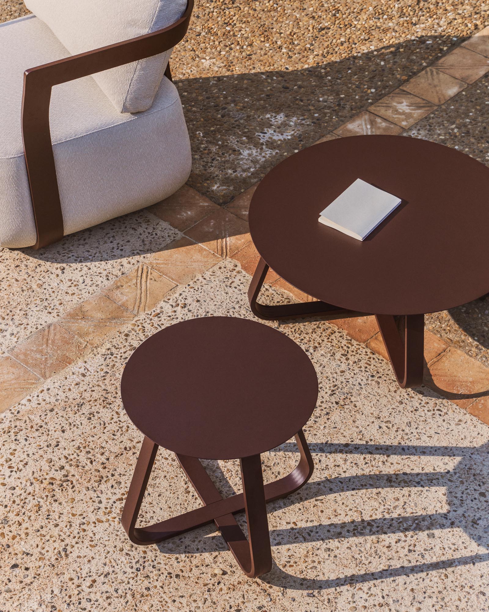 Eleganter Outdoor Beistelltisch Tamaris aus robustem braunem Aluminium, Ø 48 cm, ideal für Garten und Terrasse.