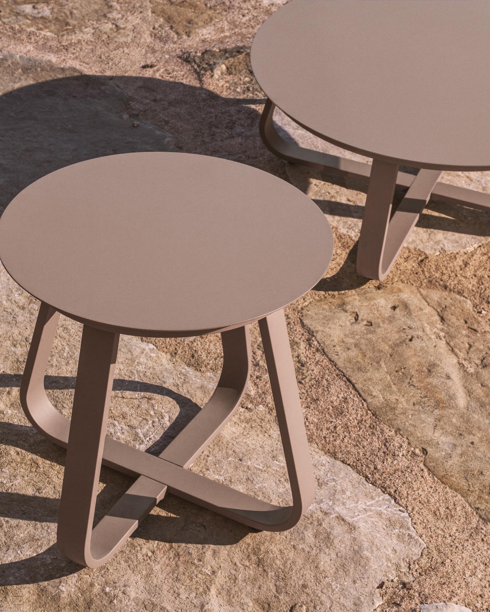 Eleganter Outdoor Beistelltisch Tamaris aus robustem Aluminium in stilvollem Taupe, Ø 48 cm, ideal für Garten und Terrasse.