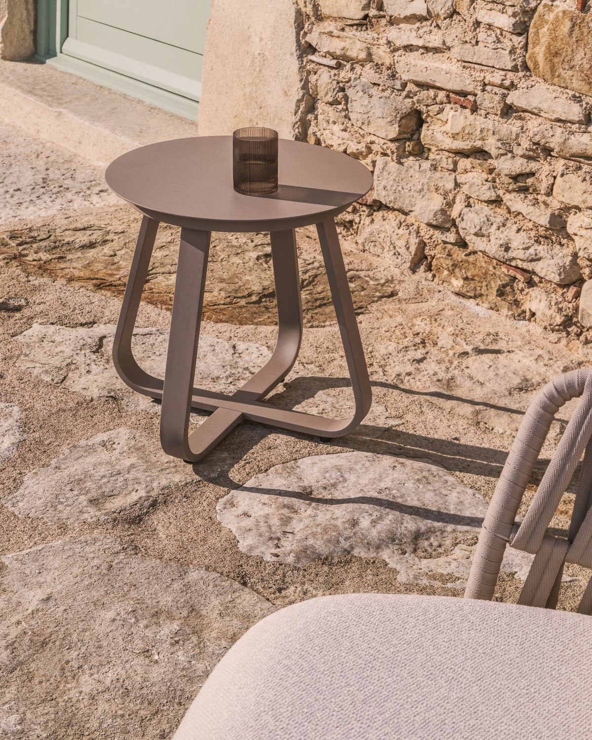 Outdoor Beistelltisch Tamaris aus Aluminium in Taupe Ø 48 cm in Taupe, Beige, Ecru präsentiert im Onlineshop von KAQTU Design AG. Beistelltisch Outdoor ist von Kave Home