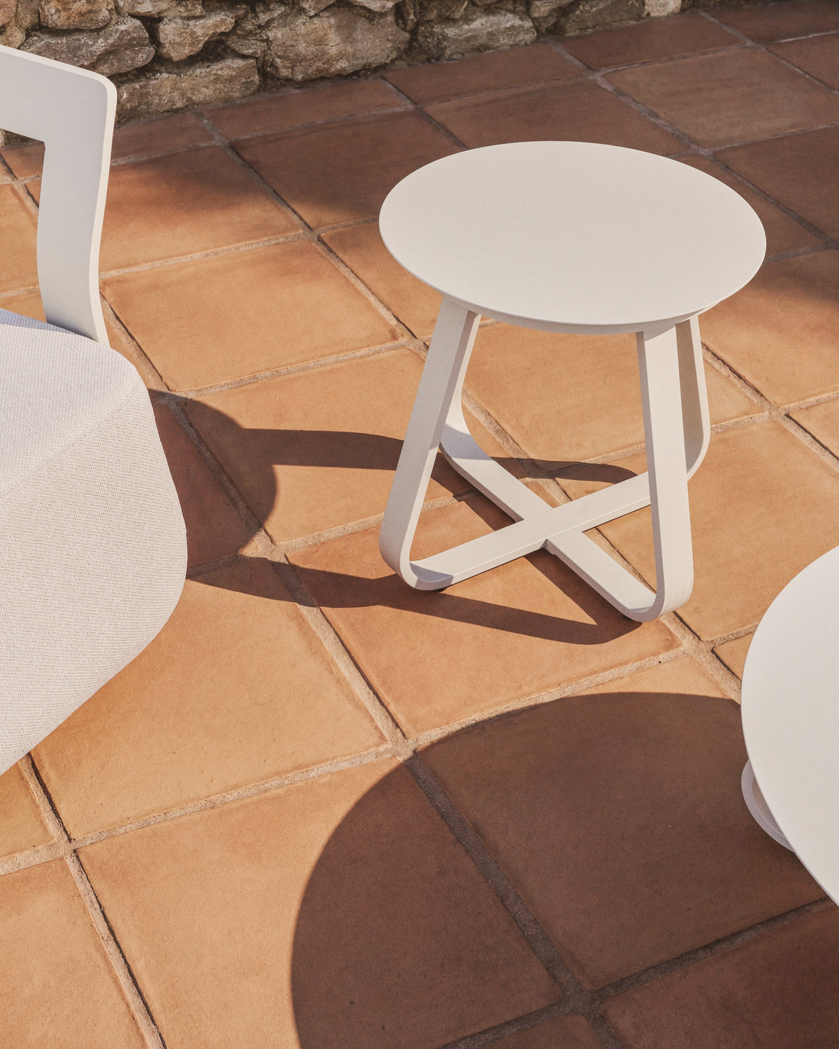 Outdoor Beistelltisch Tamaris aus ecrufarbenem Aluminium Ø 48 cm in Ecru, Beige, Weiss präsentiert im Onlineshop von KAQTU Design AG. Beistelltisch Outdoor ist von Kave Home