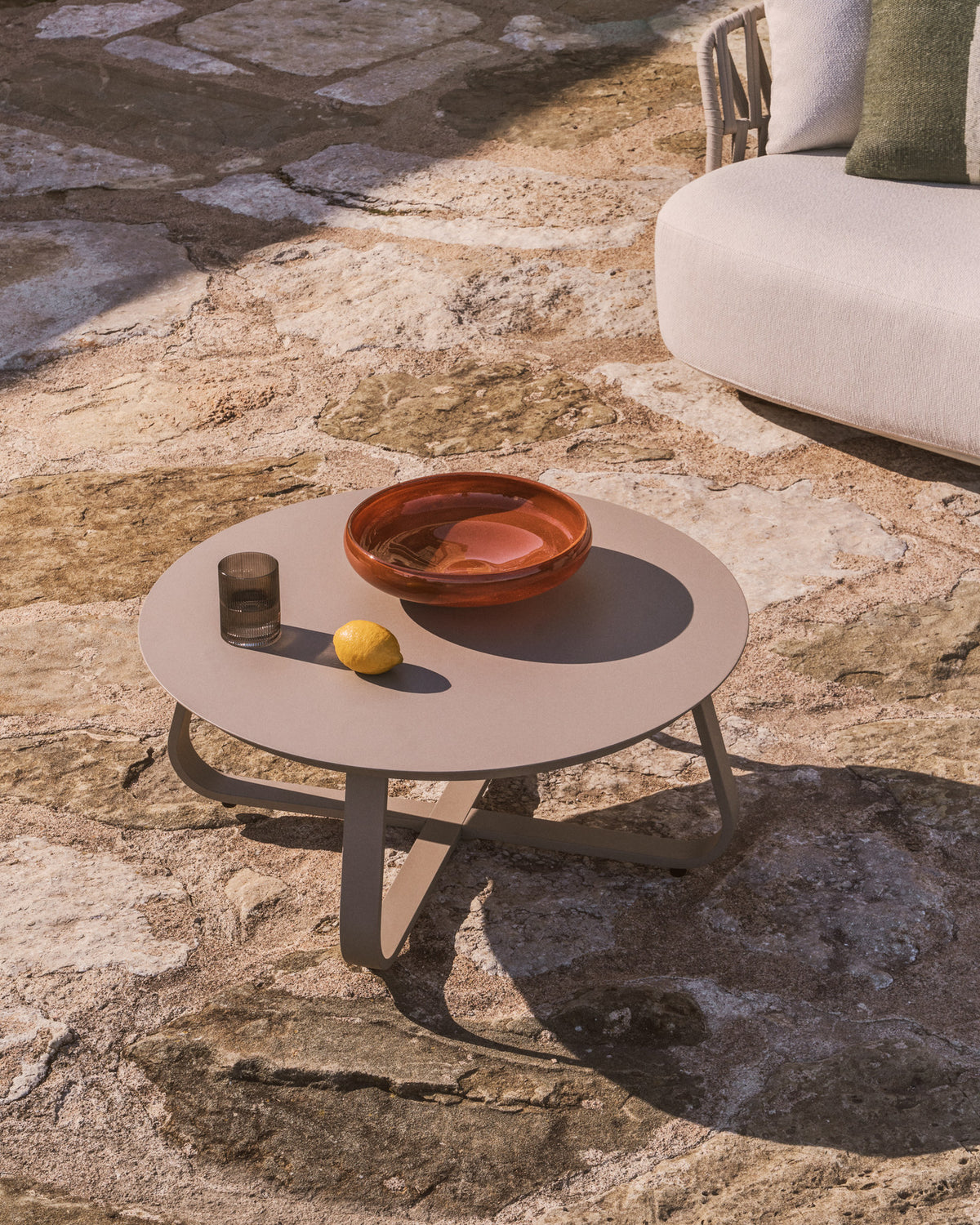 Outdoor Couchtisch Tamaris aus Aluminium in Taupe Ø 80 cm in Taupe, Beige, Ecru präsentiert im Onlineshop von KAQTU Design AG. Loungetisch ist von Kave Home