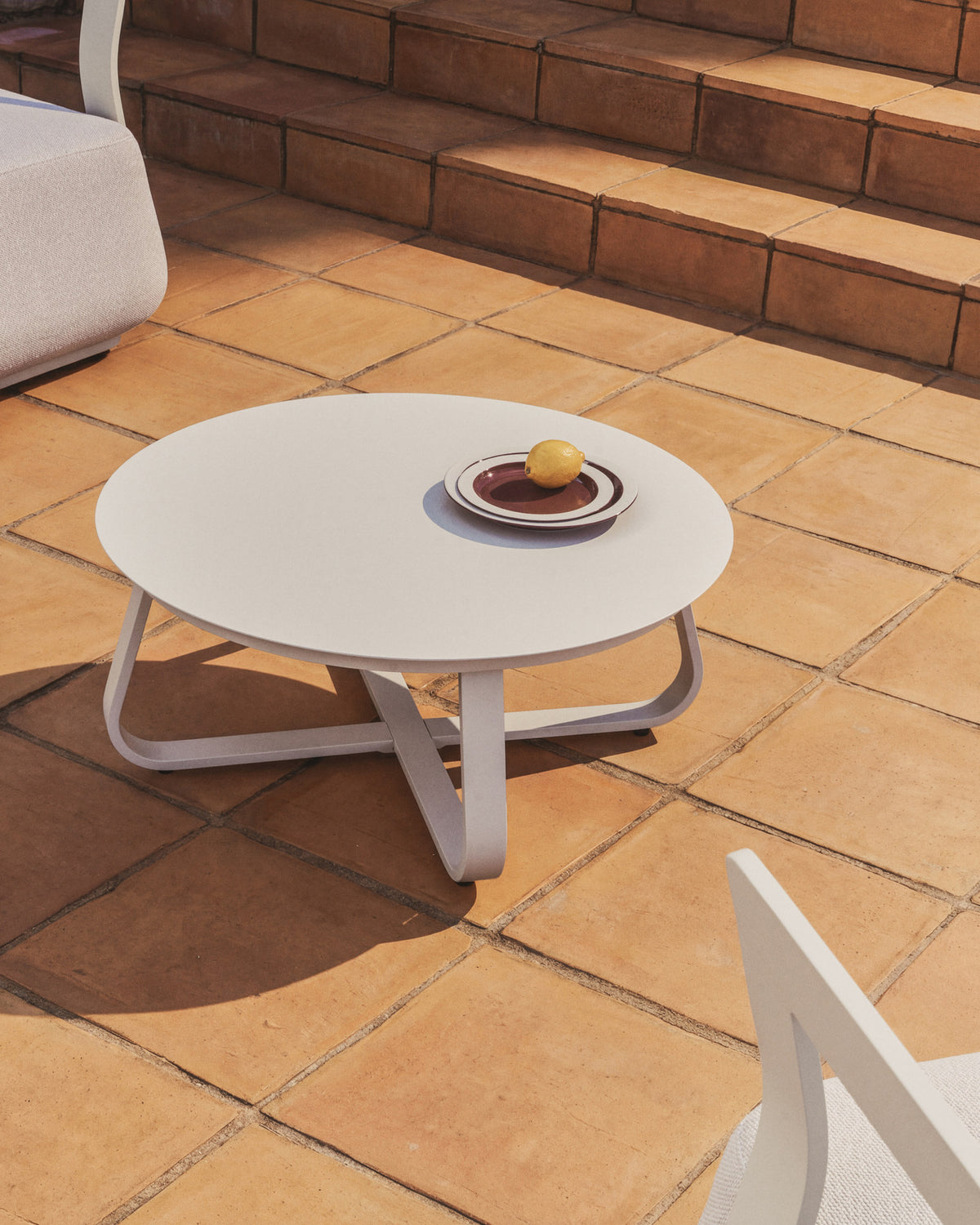 Outdoor Couchtisch Tamaris aus ecrufarbenem Aluminium Ø 80 cm in Ecru, Beige, Weiss präsentiert im Onlineshop von KAQTU Design AG. Loungetisch ist von Kave Home