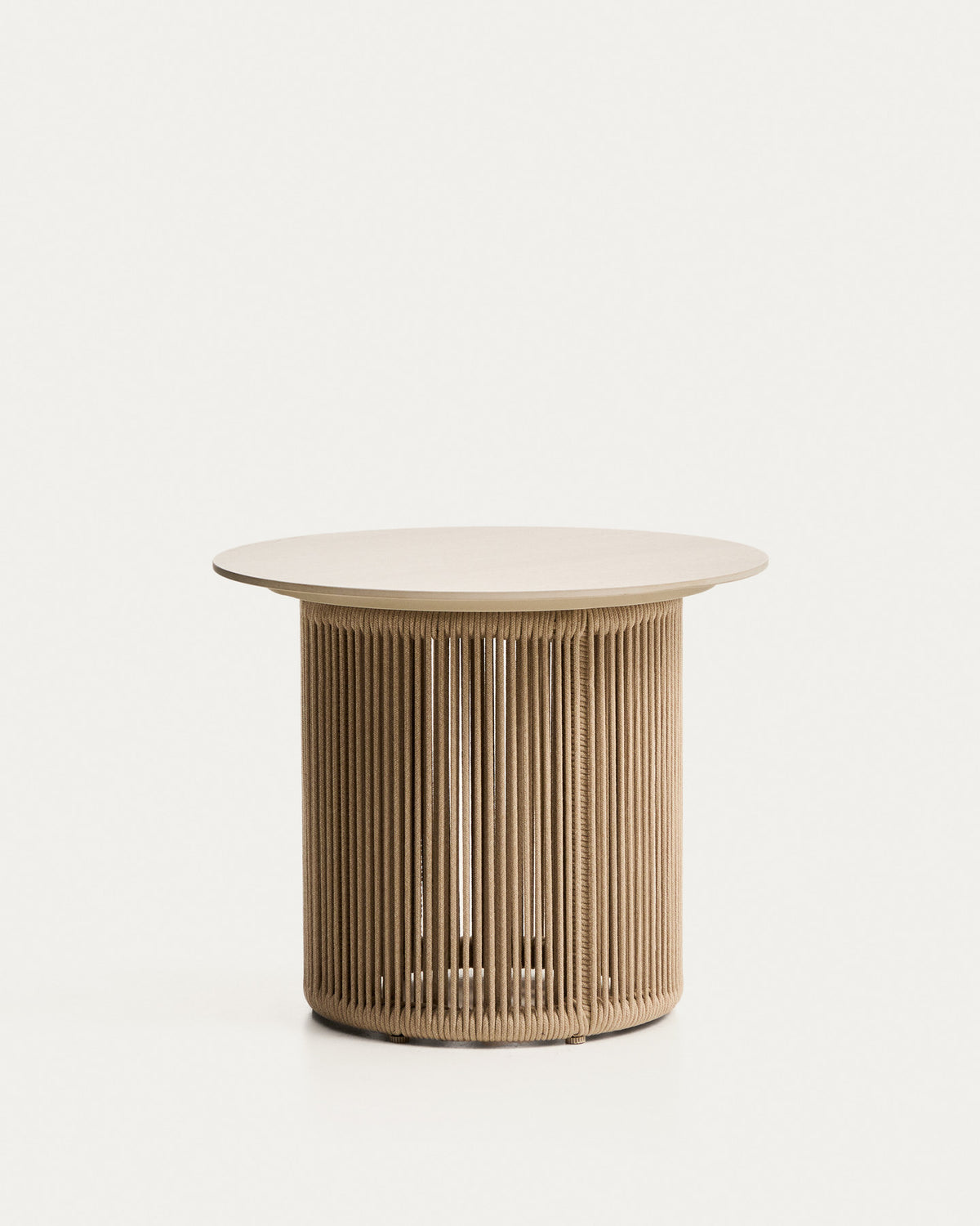 Outdoor-Beistelltisch Orosei aus Sinterstein, Aluminium und naturfarbenem Seil Ø 55 cm in Ecru, Beige, Natur, Weiss präsentiert im Onlineshop von KAQTU Design AG. Beistelltisch Outdoor ist von Kave Home