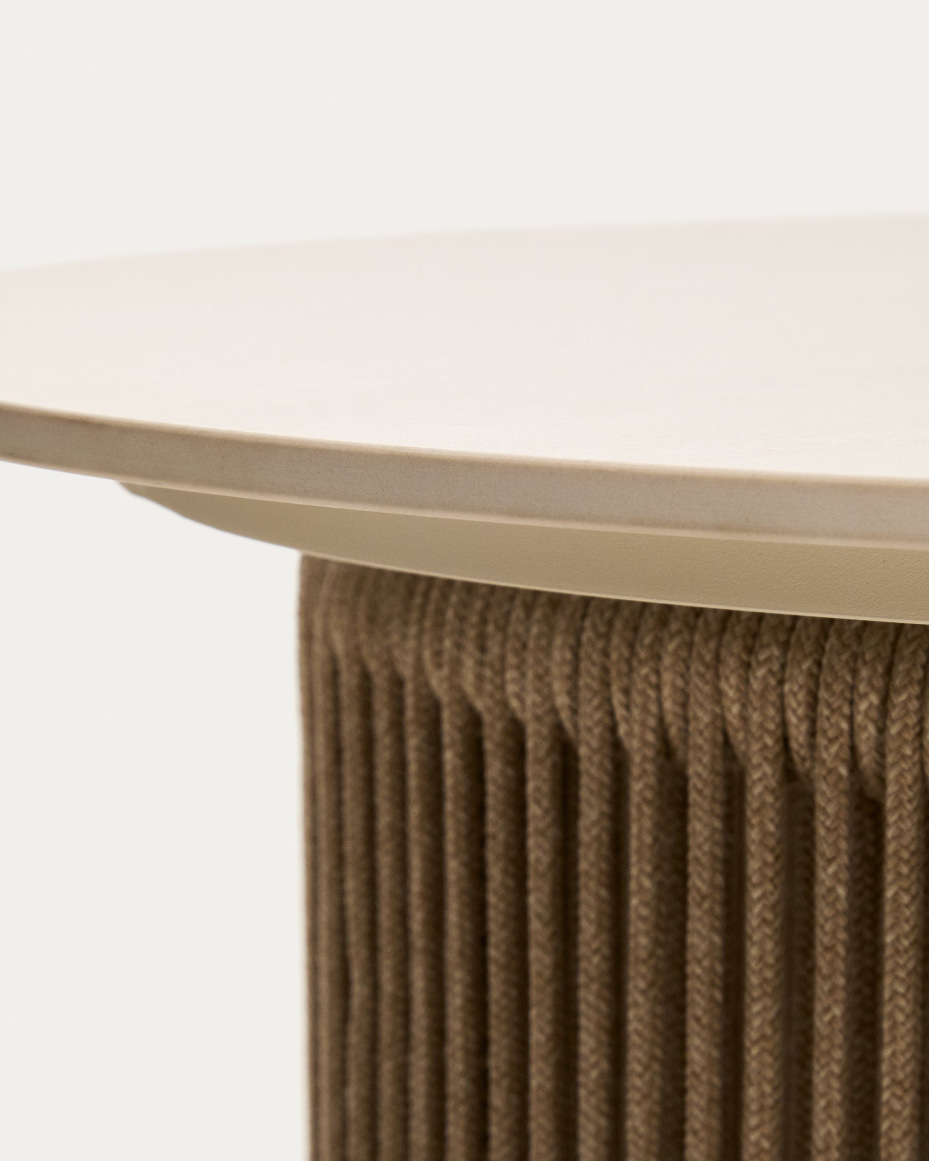 Moderner Beistelltisch Orosei für den Außenbereich, Ø 55 cm, aus robustem Aluminium und stilvollem écrufarbenem Seil, perfekt für entspannte Stunden im Freien.