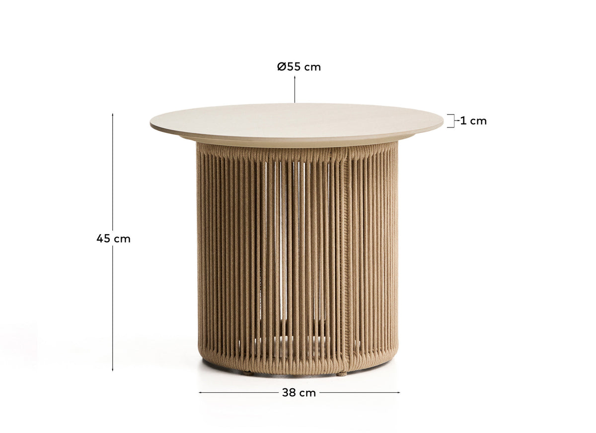 Outdoor-Beistelltisch Orosei aus Sinterstein, Aluminium und naturfarbenem Seil Ø 55 cm in Ecru, Beige, Natur, Weiss präsentiert im Onlineshop von KAQTU Design AG. Beistelltisch Outdoor ist von Kave Home