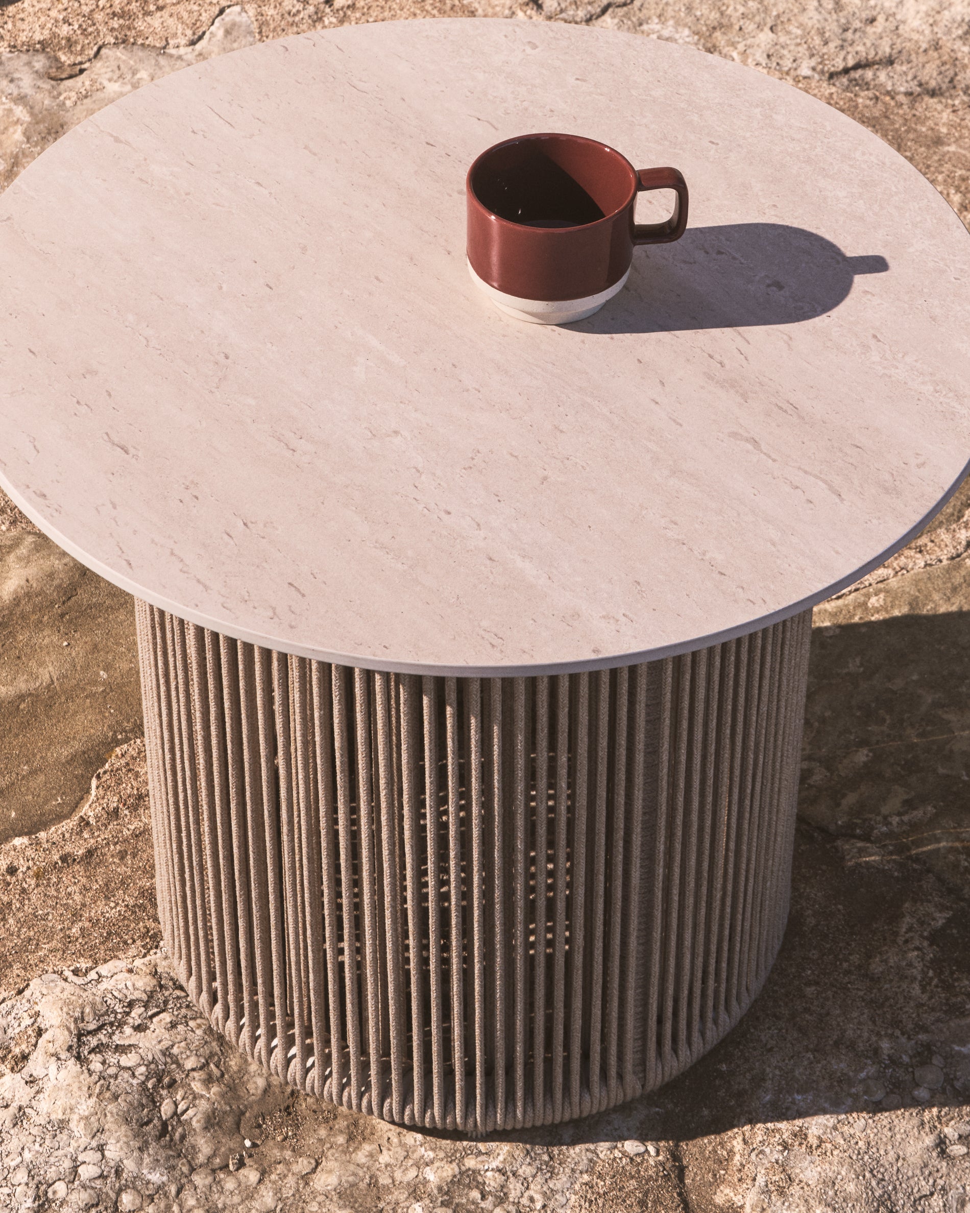 Eleganter Outdoor-Beistelltisch Orosei mit Aluminiumgestell und écrufarbenem Seil, Ø 55 cm, ideal für Garten und Terrasse.