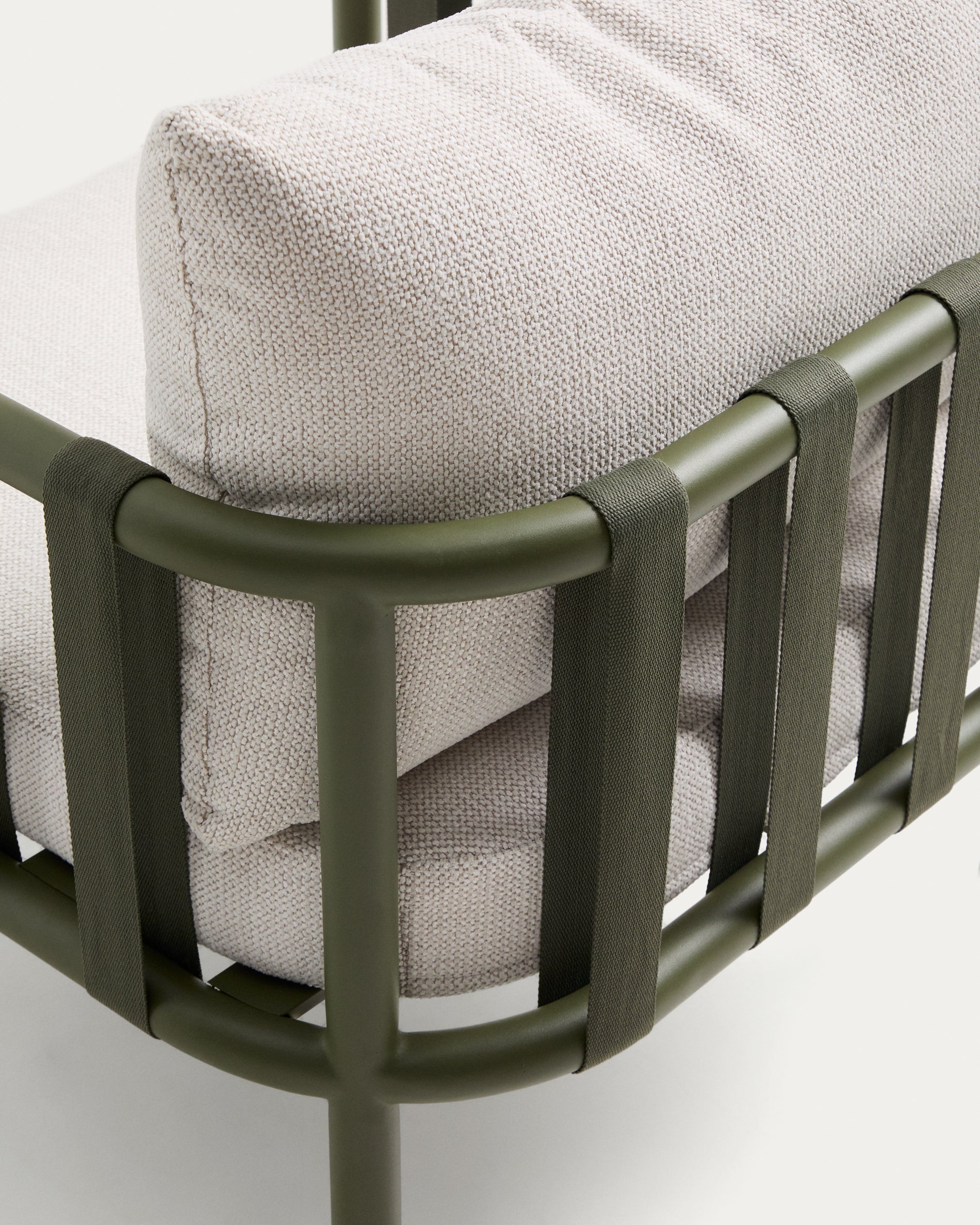 Set Omala aus einem 2-Sitzer-Sofa und 2 Sesseln mit Aluminiumgestell in Grün in Grün präsentiert im Onlineshop von KAQTU Design AG. Loungesofa ist von Kave Home