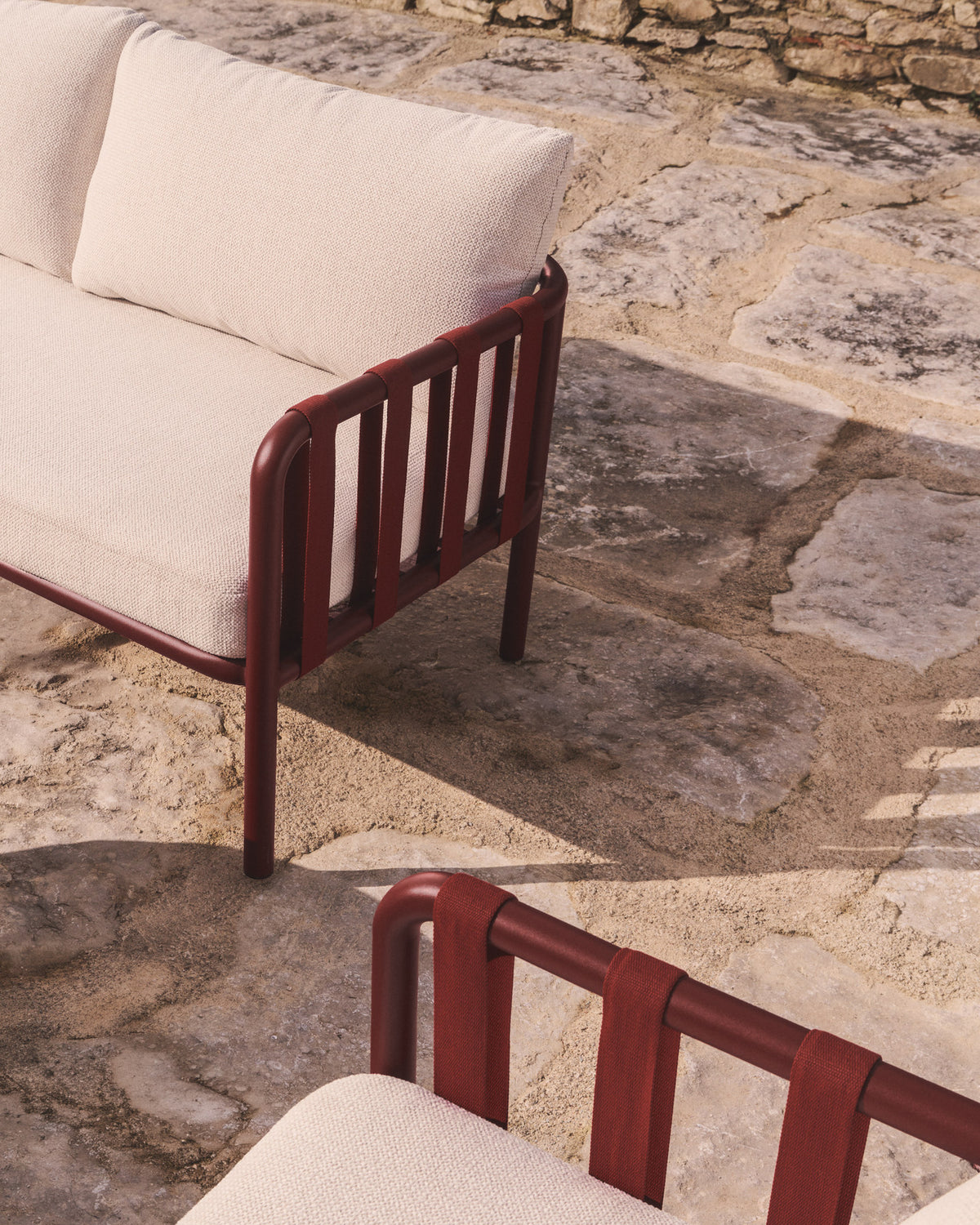 Set Omala aus einem 2-Sitzer-Sofa und 2 Sesseln aus Seil und Aluminium in Bordeauxrot in Dunkelrot, Rot, Beige präsentiert im Onlineshop von KAQTU Design AG. Lounge Sofa ist von Kave Home