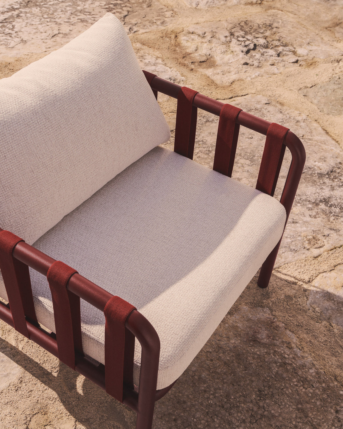 Set Omala aus einem 2-Sitzer-Sofa und 2 Sesseln aus Seil und Aluminium in Bordeauxrot in Dunkelrot, Rot, Beige präsentiert im Onlineshop von KAQTU Design AG. Lounge Sofa ist von Kave Home