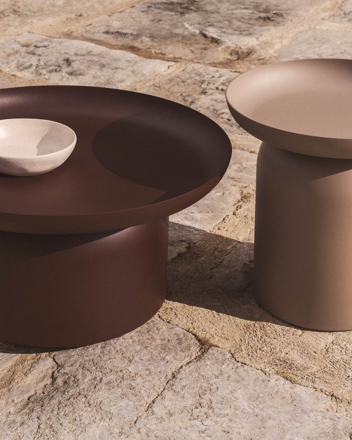 Couchtisch Arcola aus Aluminium in Braun, Ø 70 cm in Braun präsentiert im Onlineshop von KAQTU Design AG. Loungetisch ist von Kave Home