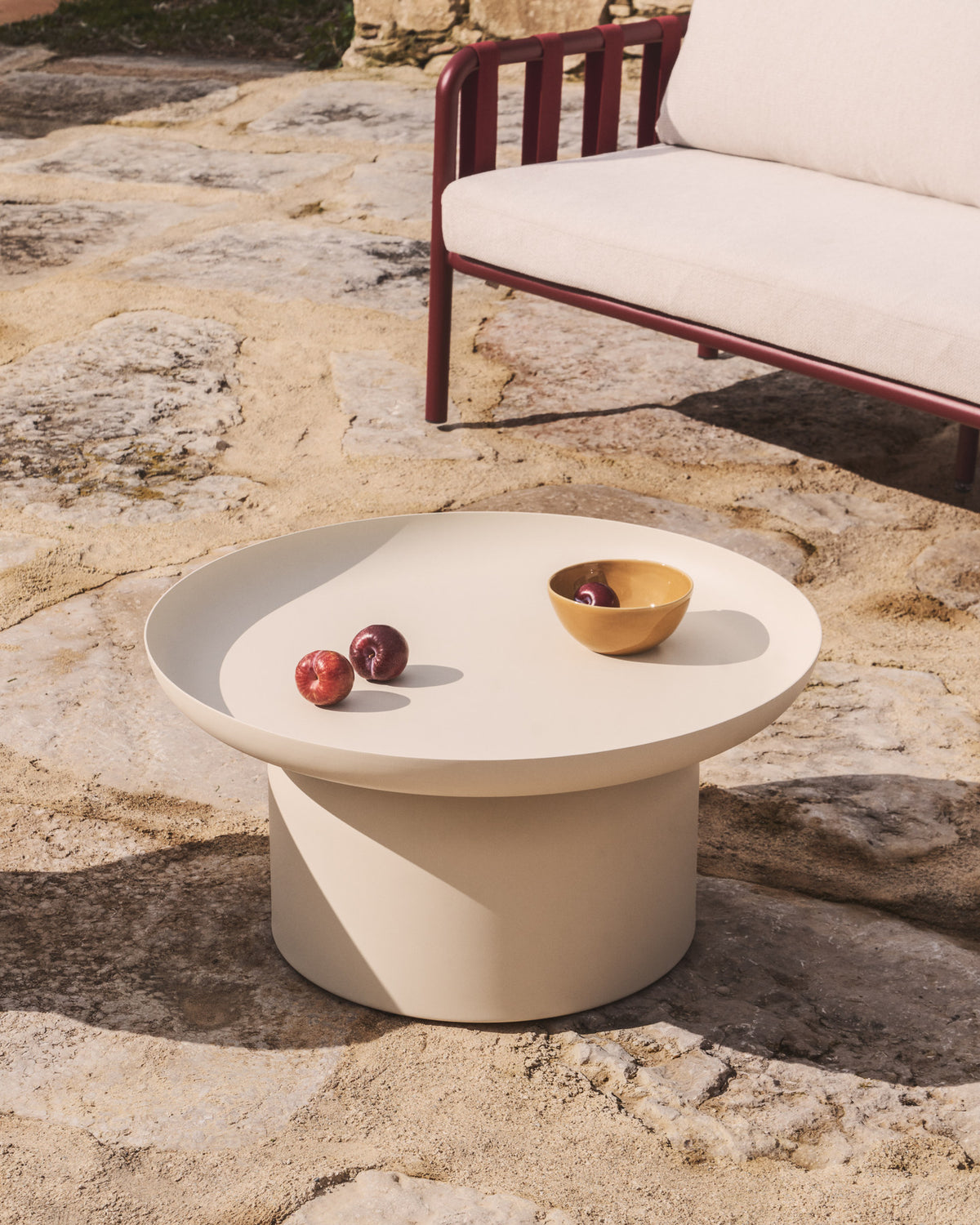 Couchtisch Arcola aus Aluminium in Ecru, Ø 70 cm in Beige, Ecru, Taupe präsentiert im Onlineshop von KAQTU Design AG. Loungetisch ist von Kave Home