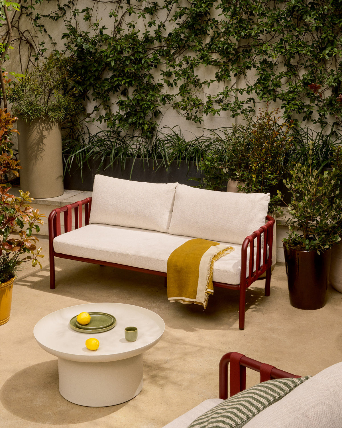Couchtisch Arcola aus Aluminium in Ecru, Ø 70 cm in Beige, Ecru, Taupe präsentiert im Onlineshop von KAQTU Design AG. Loungetisch ist von Kave Home