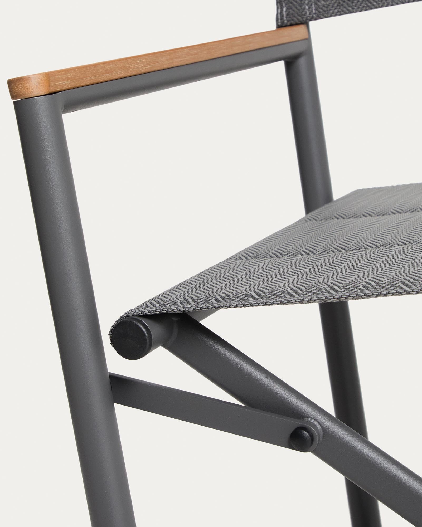 Moderner Klappstuhl Tisno in Graphitgrau, aus leichtem Aluminium und strapazierfähigem Texteline, ideal für entspannte Stunden im Garten.
