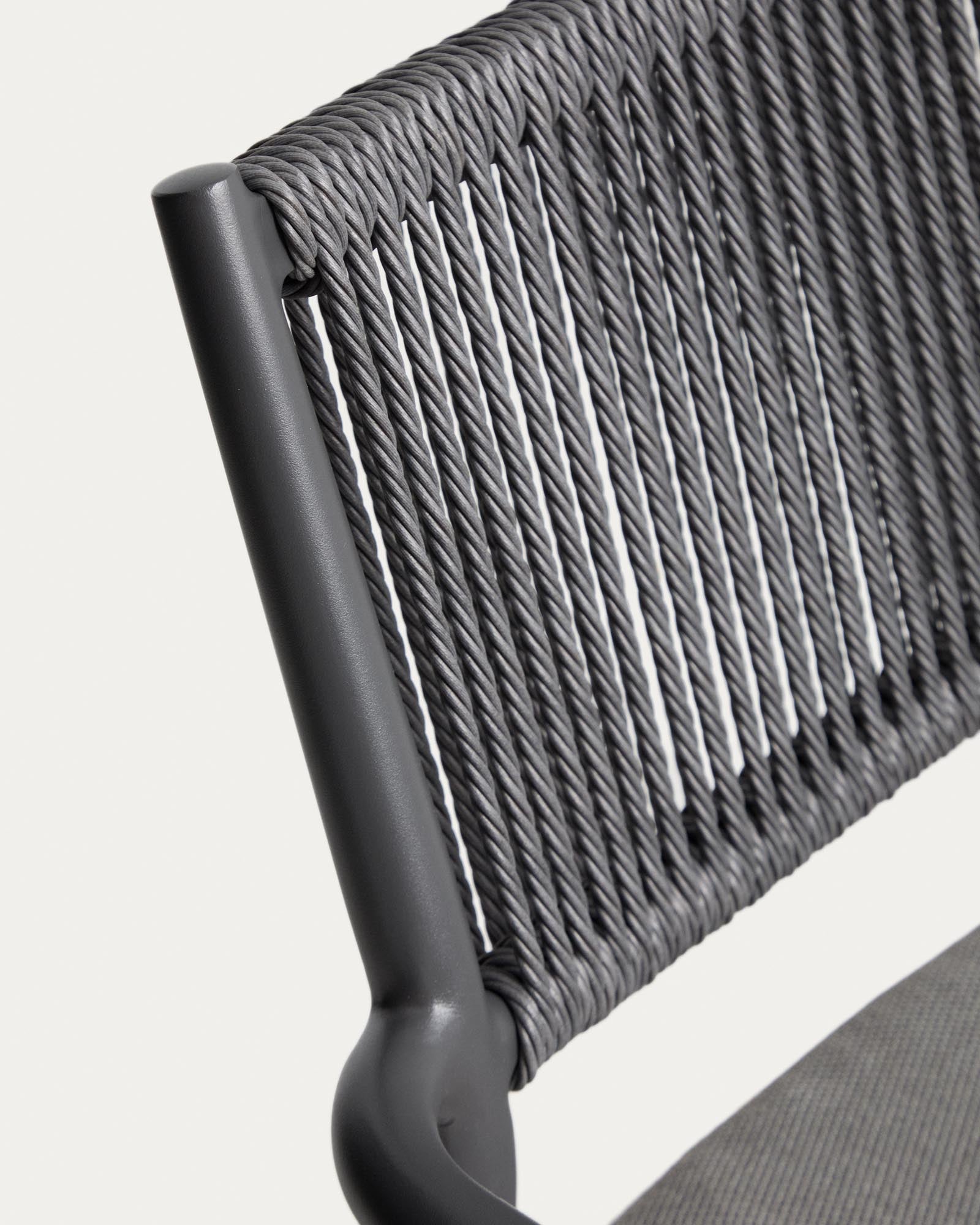 Stapelbarer Outdoor-Stuhl Argasi in Graphit mit stilvollem dunkelgrauem Synthetikseil, ideal für Garten und Terrasse.