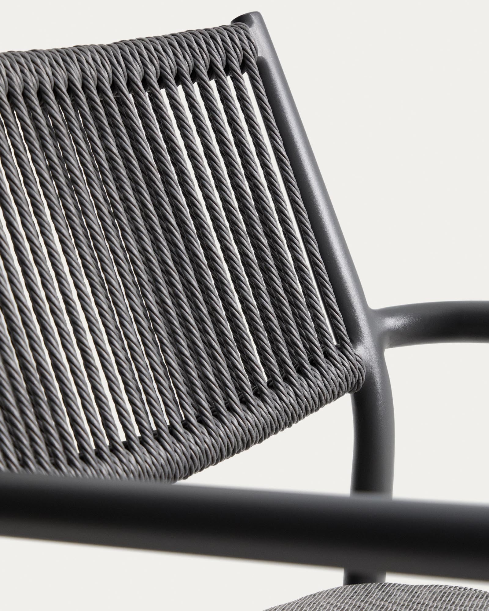 Eleganter stapelbarer Gartenstuhl Argasi aus robustem Aluminium in Graphit, kombiniert mit stilvollem dunkelgrauem Synthetikseil für Outdoor-Bereiche.